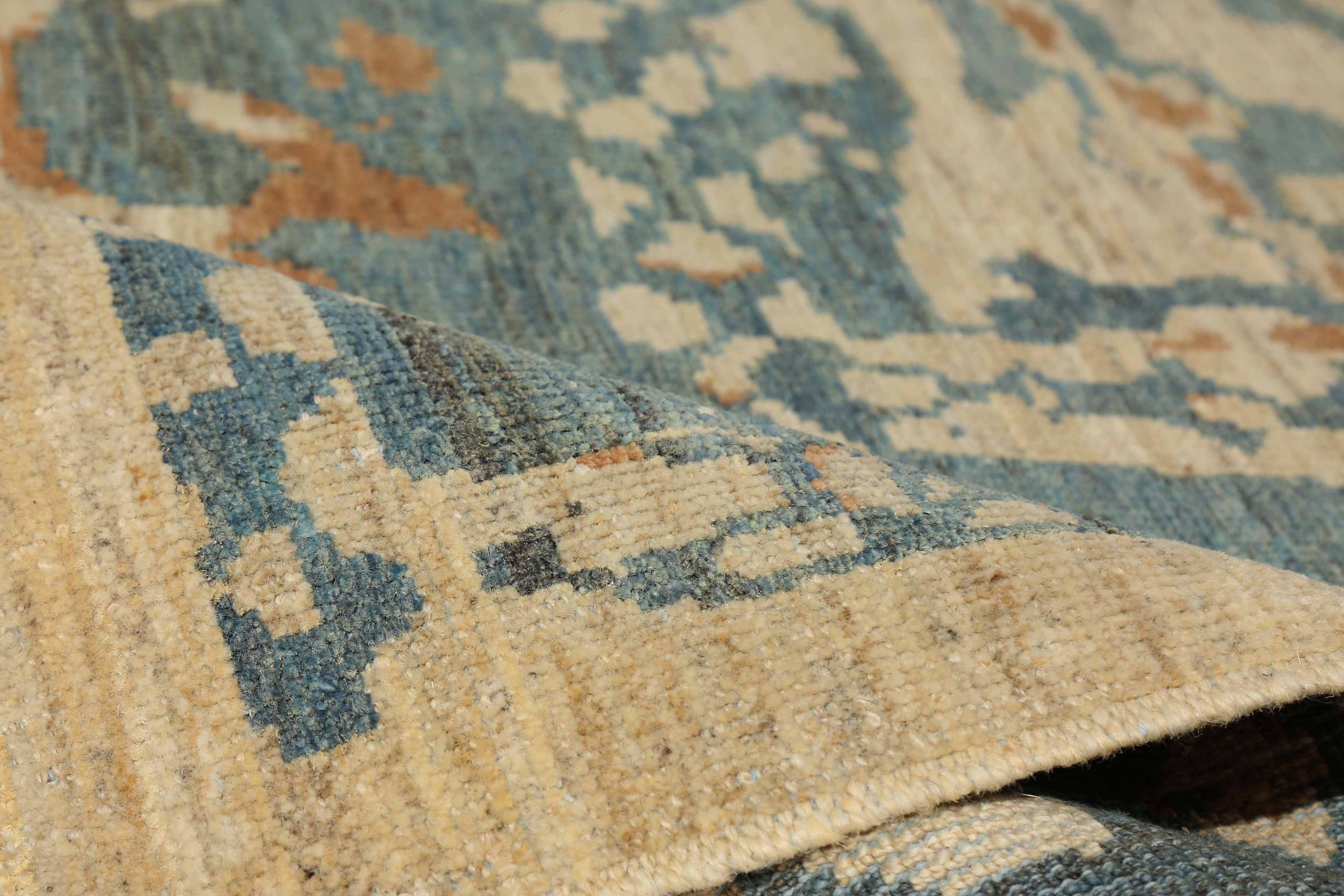 Handgefertigter türkischer Sultanabad-Teppich – modernes Design mit blauem, grünem und orangefarbenem Kragen im Angebot 1