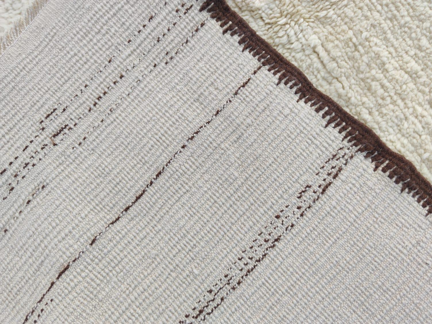 Handgefertigter türkischer Tulu-Teppich, 100 % natürliche, unbefärbte Wolle, moderner skandinavischer Teppich im Angebot 1