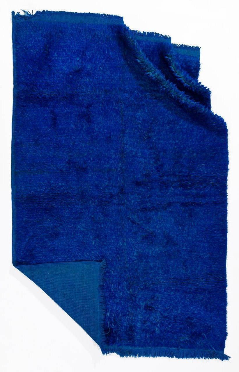 Eleganza sobria per il tuo spazio abitativo con questo nuovo tappeto minimalista annodato a mano in tinta unita beige turco Tulu, sapientemente realizzato in lana di lusso. Abbracciando i principi di semplicità e raffinatezza, questo tappeto incarna