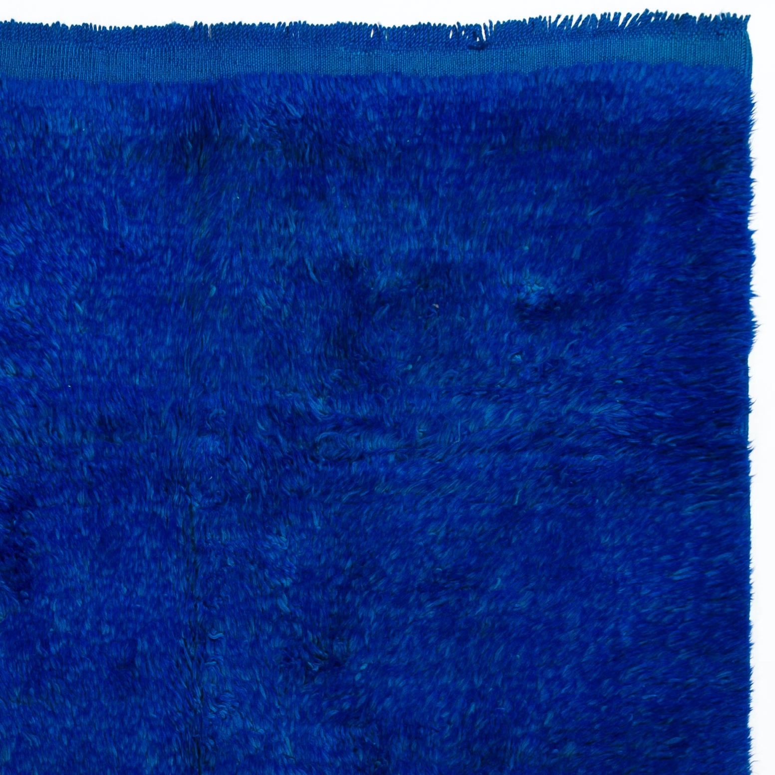Annodato a mano Tappeto turco Tulu fatto a mano in blu indaco, 100% lana, opzioni personalizzate disponibili in vendita