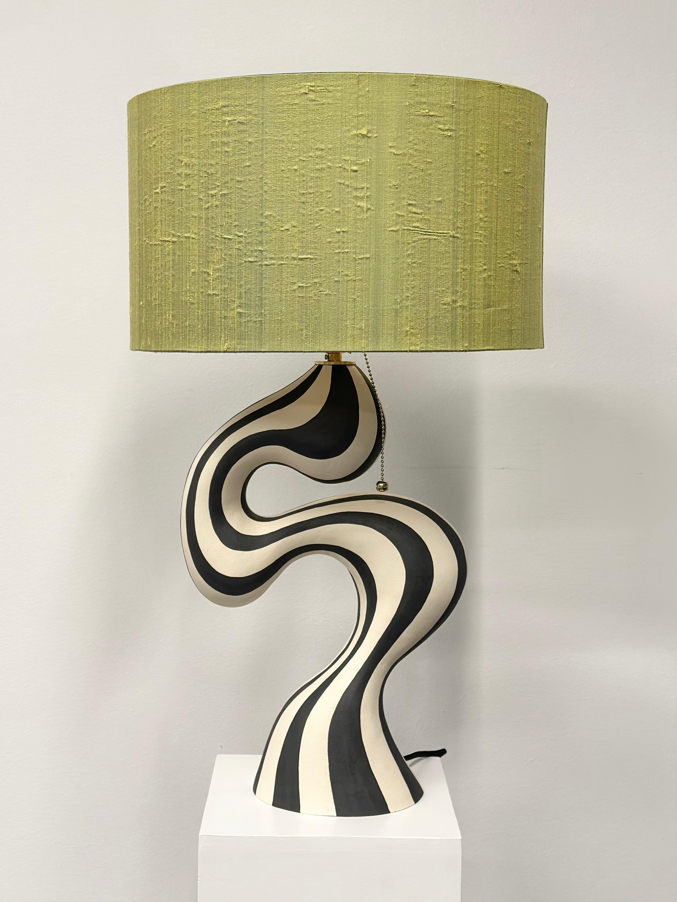 Lámparas gemelas de cerámica hechas a mano por la artista noruega Johanne Birkeland, alias Jossolini. 

Ambas lámparas están construidas y decoradas a mano, por lo que son únicas y presentan ligeras variaciones. 

Las lámparas vienen con cableado