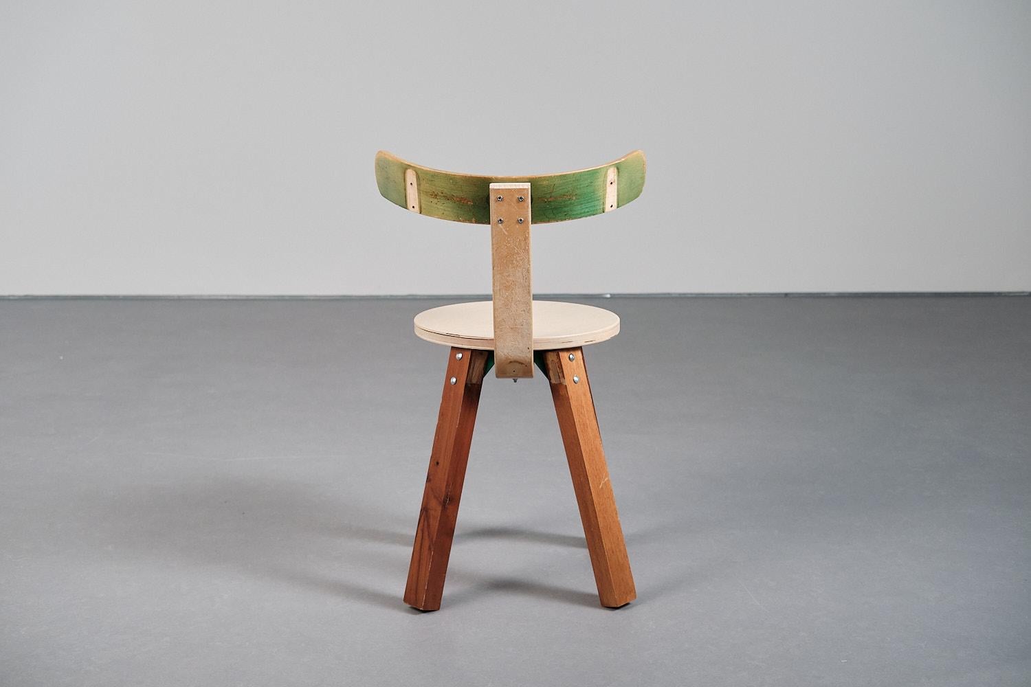 Handgefertigter einzigartiger Stuhl T400 aus recyceltem Holz und Resten von Curro Claret.
Der T400 ist ein Eisenwerk zum Bau von Stühlen unter Verwendung von Holz. Dreißig wurden gerade für das Bühnenbild des Theaterstücks 