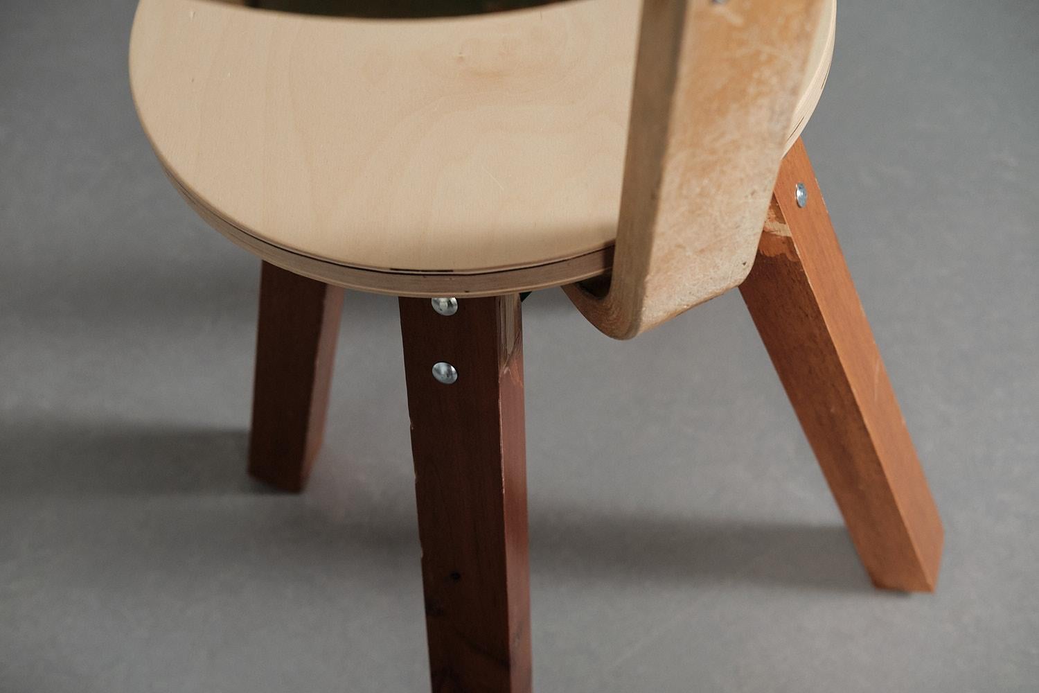 Einzigartiger Stuhl T400 aus recyceltem Holz von Curro Claret (Stahl) im Angebot