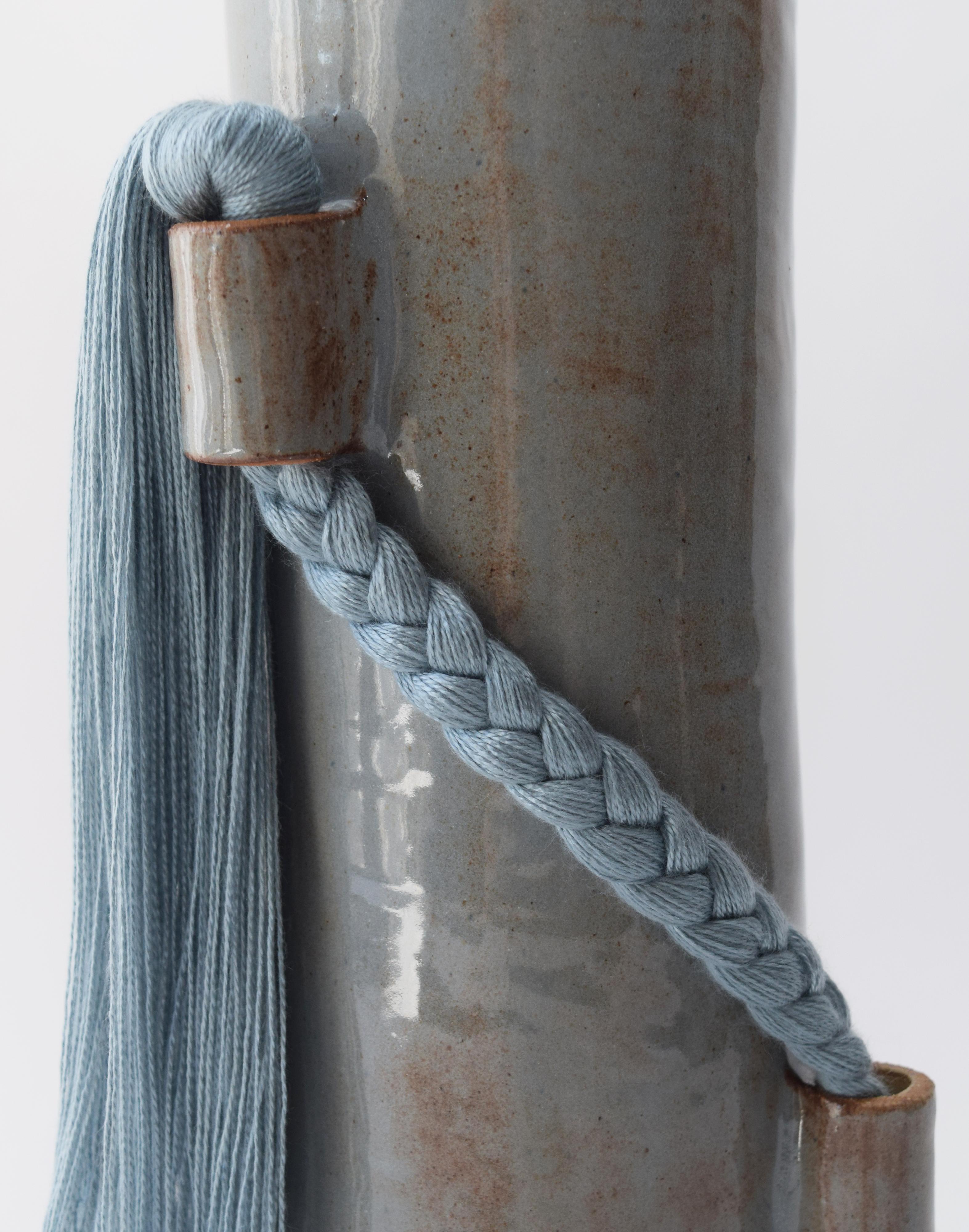 Organique Vase en céramique fait à la main n° 695 en bleu clair avec tresse et frange en tencel bleu en vente