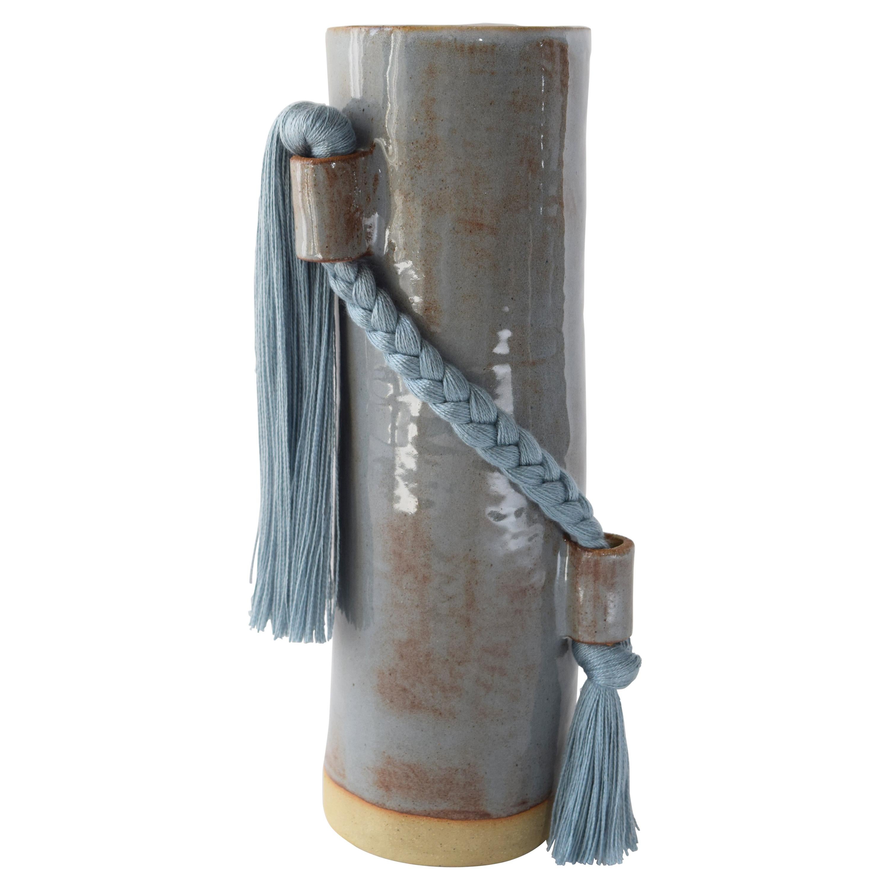 Vase en céramique fait à la main n° 695 en bleu clair avec tresse et frange en tencel bleu