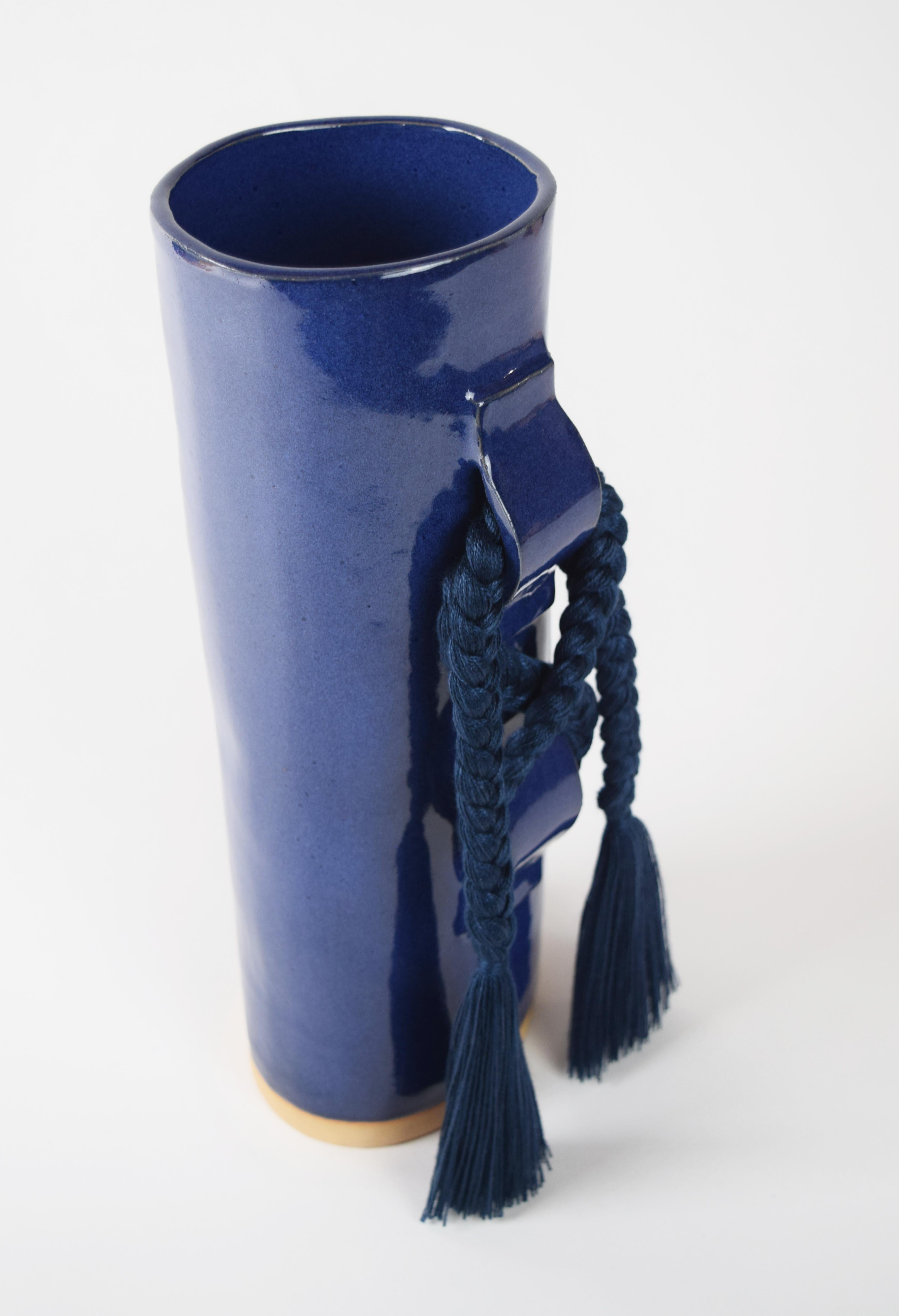 Organique Vase en céramique fait à la main #696 en bleu profond avec tresse et frange en tencel bleu marine en vente