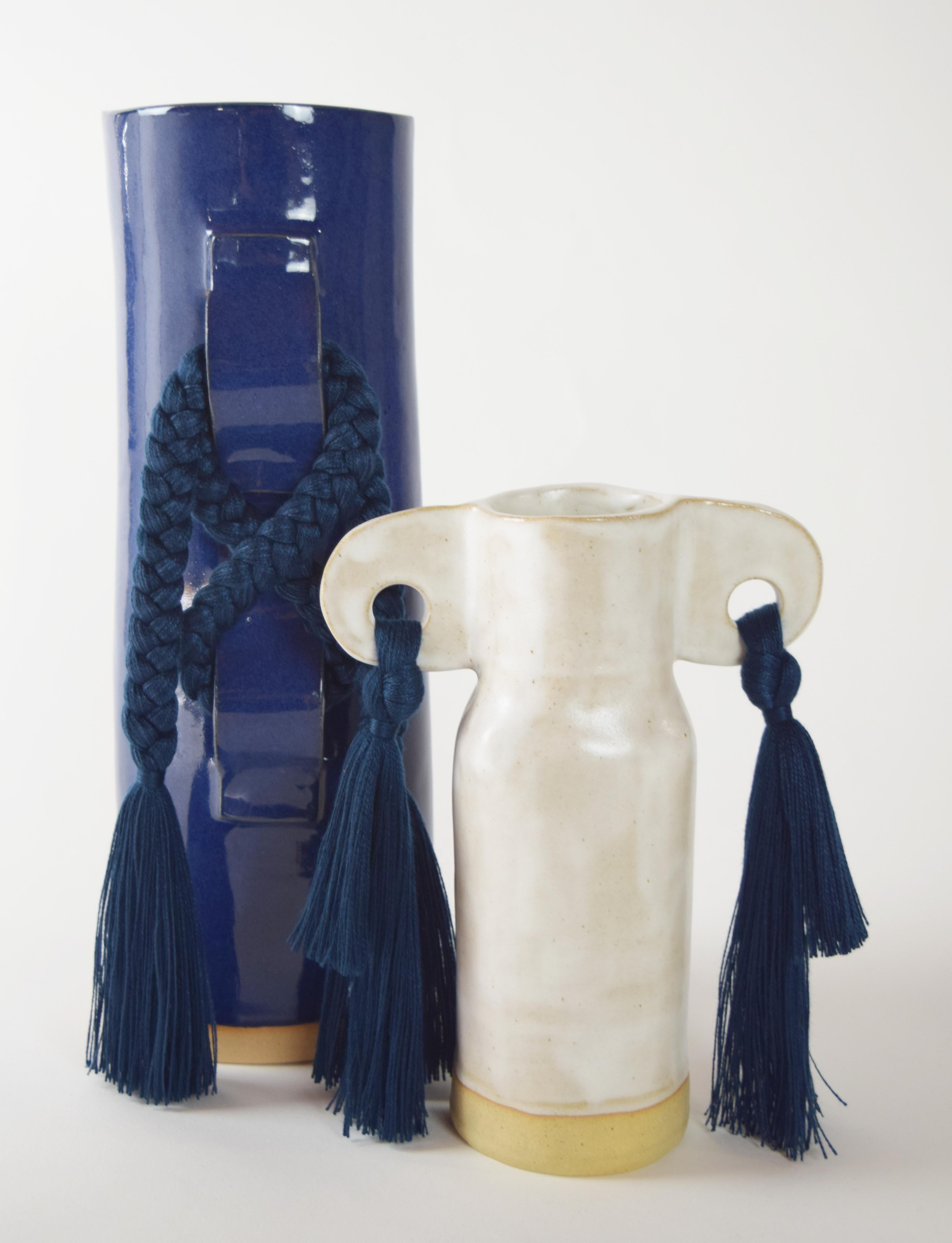XXIe siècle et contemporain Vase en céramique fait à la main #696 en bleu profond avec tresse et frange en tencel bleu marine en vente