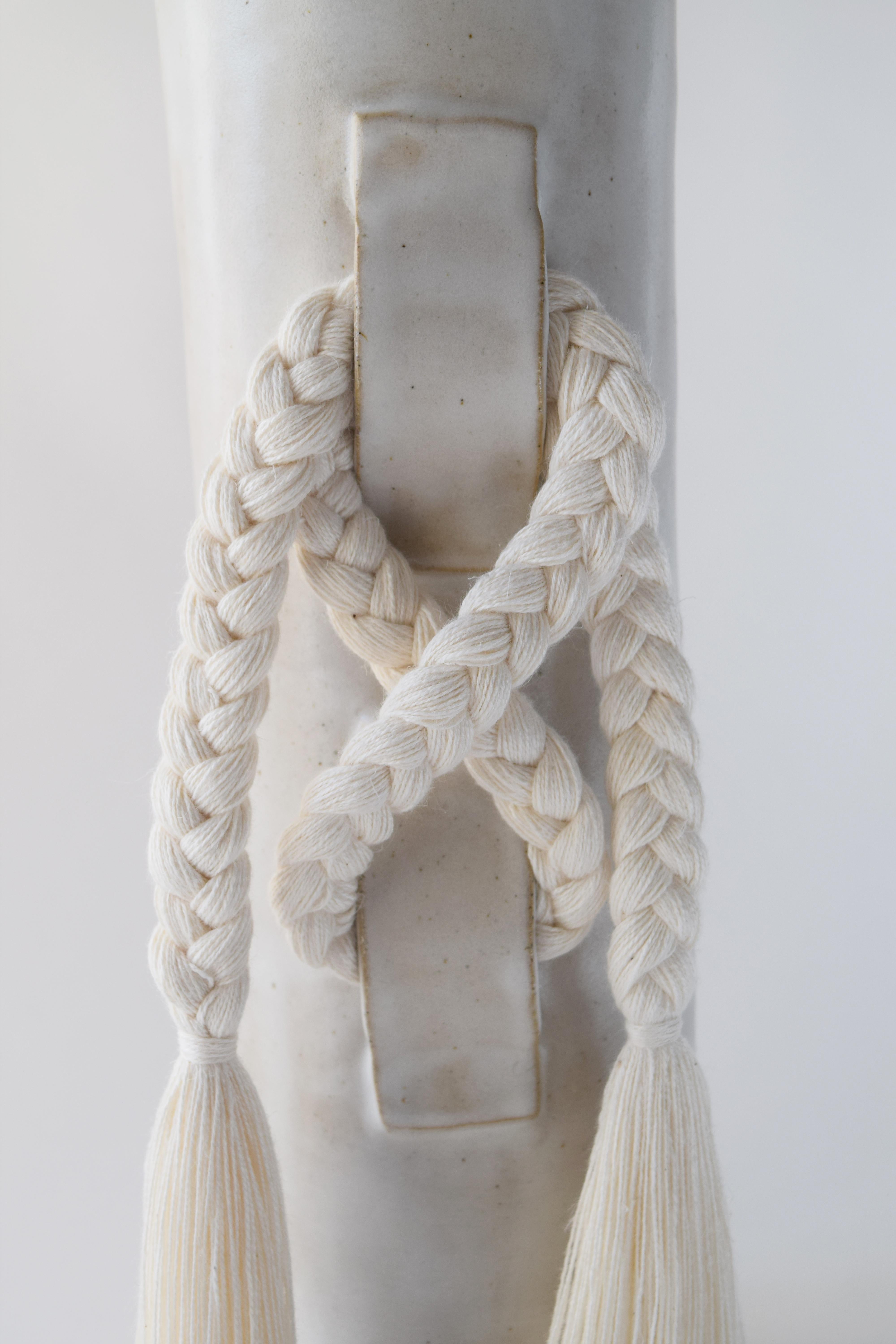 Américain Vase en céramique fait à la main #696 en blanc satiné avec tressage et frange en coton blanc en vente