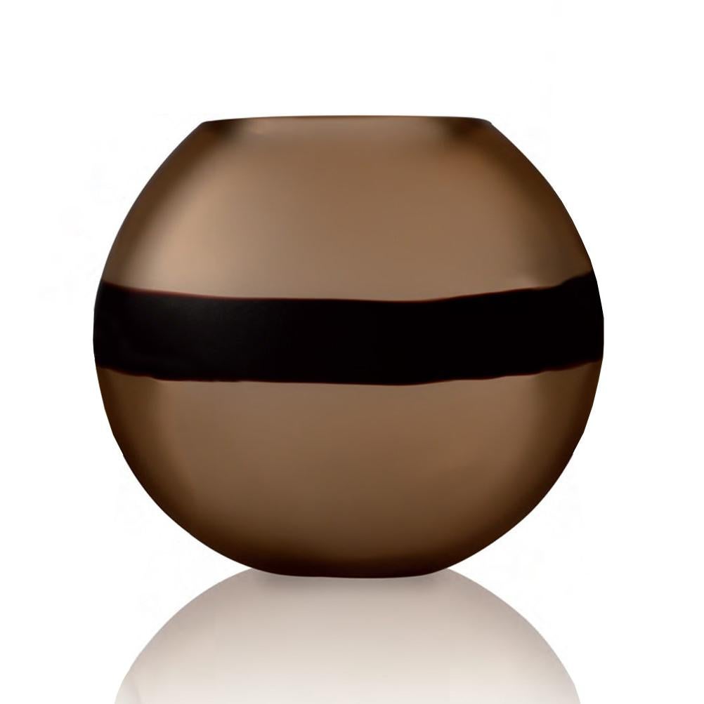 The Marea collection is a fascinating series of vases, each a testament to the artistry of Roberto Beltrami and his skilled team of glassblowers. Meticulously handcrafted on the famous island of Murano, these vases embody centuries of Venetian