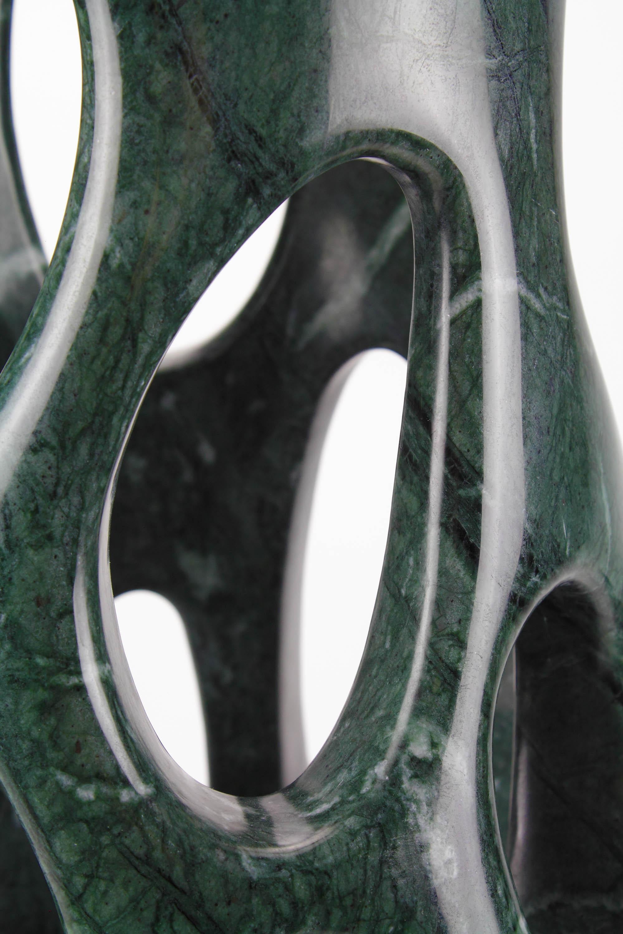 italien Vase sculpture organique de forme organique en marbre vert impérial massif fait à la main, Italie en vente