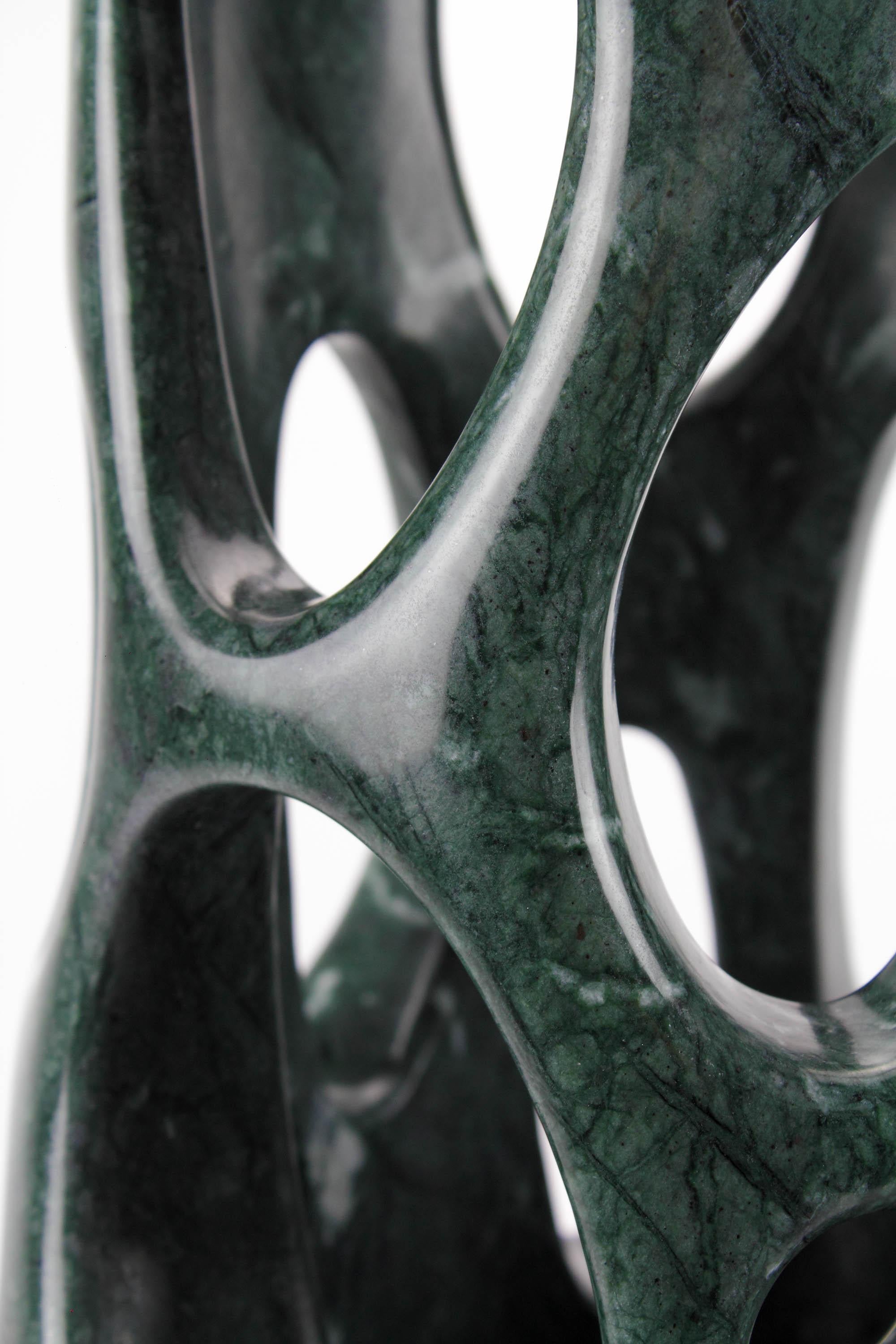 Sculpté à la main Vase sculpture organique de forme organique en marbre vert impérial massif fait à la main, Italie en vente