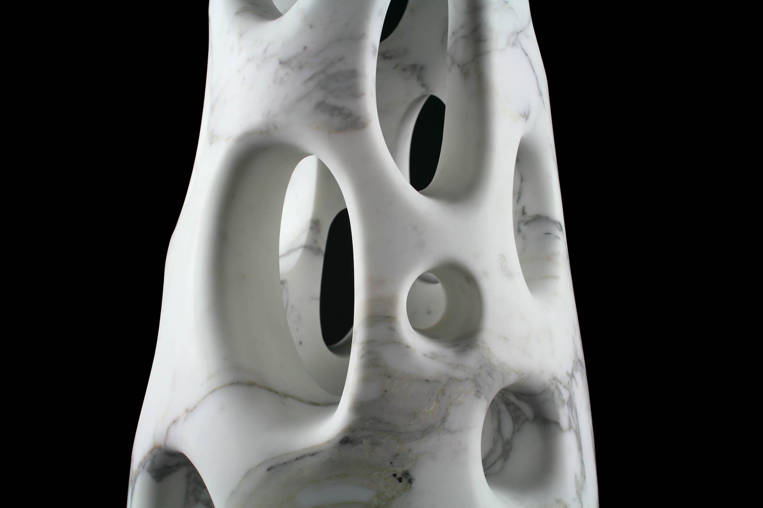 Vase - Sculpture décorative abstraite de forme organique en marbre blanc sculpté à la main en vente 2