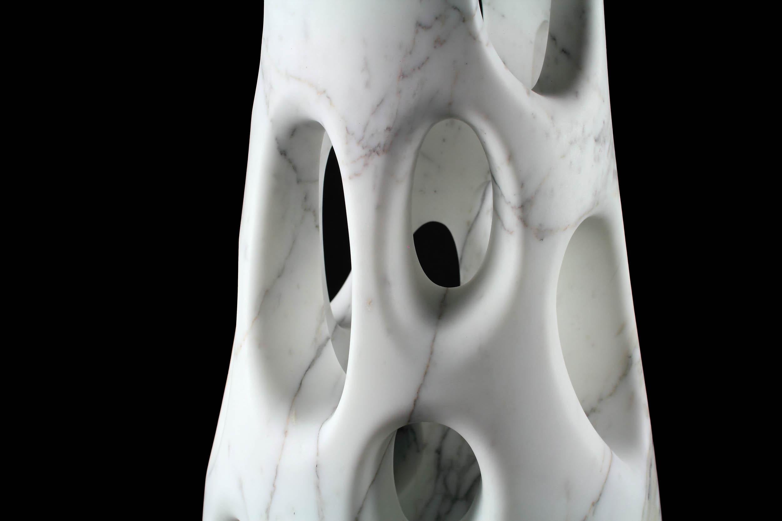 Vase - Sculpture décorative abstraite de forme organique en marbre blanc sculpté à la main en vente 3