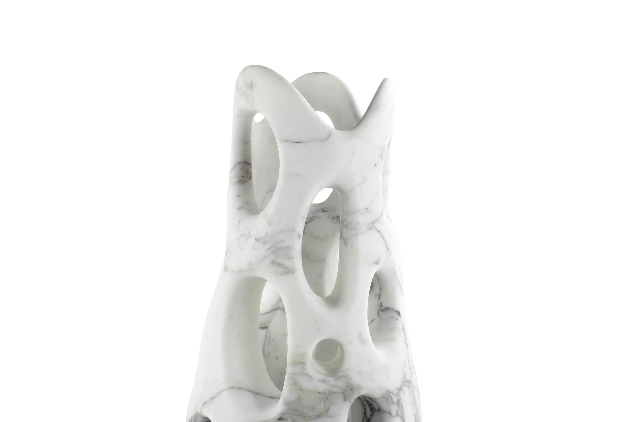 Important vase sculptural taillé à la main dans un bloc massif de marbre Arabescato. 

Dimensions du vase : D 30 x H 67 cm. Disponible en différentes marbrures. 

Édition limitée à 35 exemplaires.

Chaque vase est signé et numéroté à la main par les