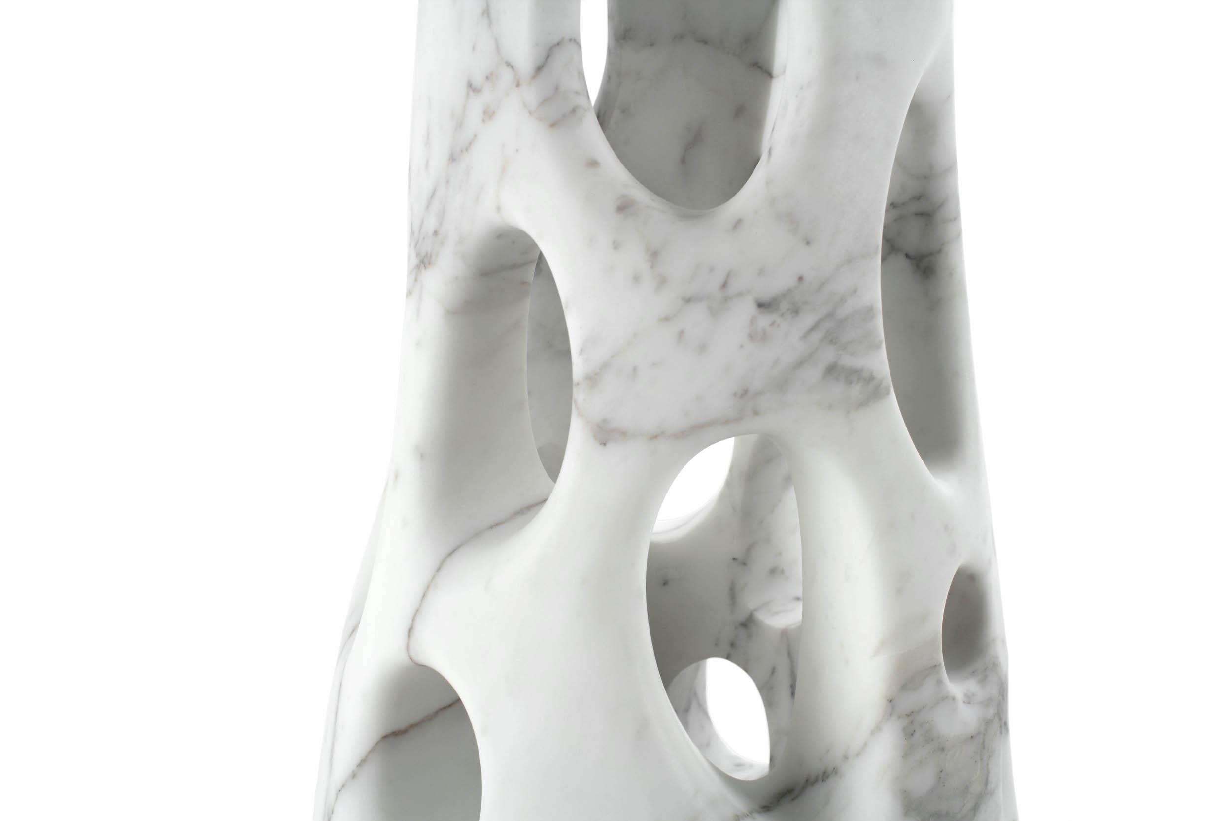 Moderne Vase - Sculpture décorative abstraite de forme organique en marbre blanc sculpté à la main en vente