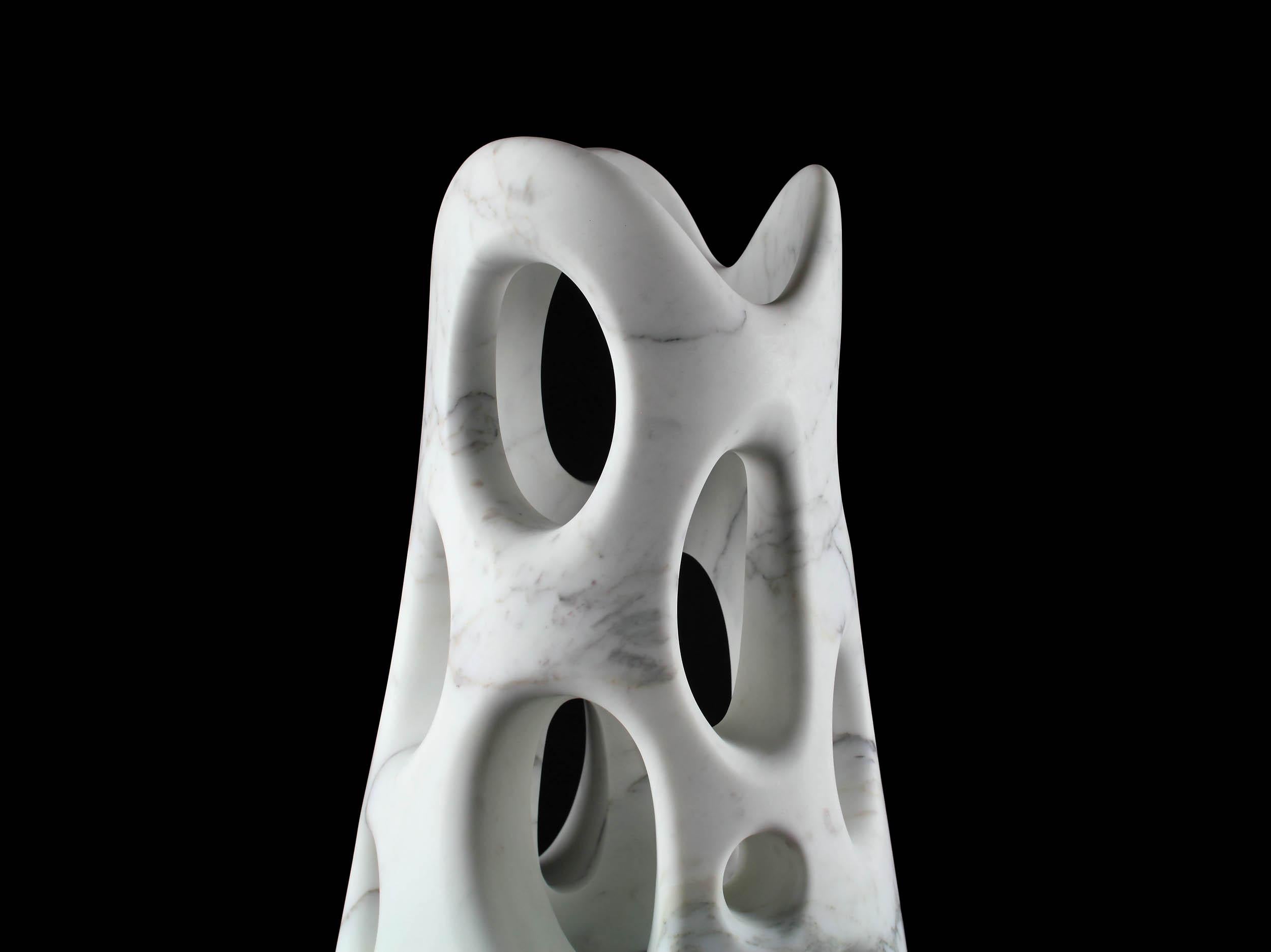 Marbre Vase - Sculpture décorative abstraite de forme organique en marbre blanc sculpté à la main en vente