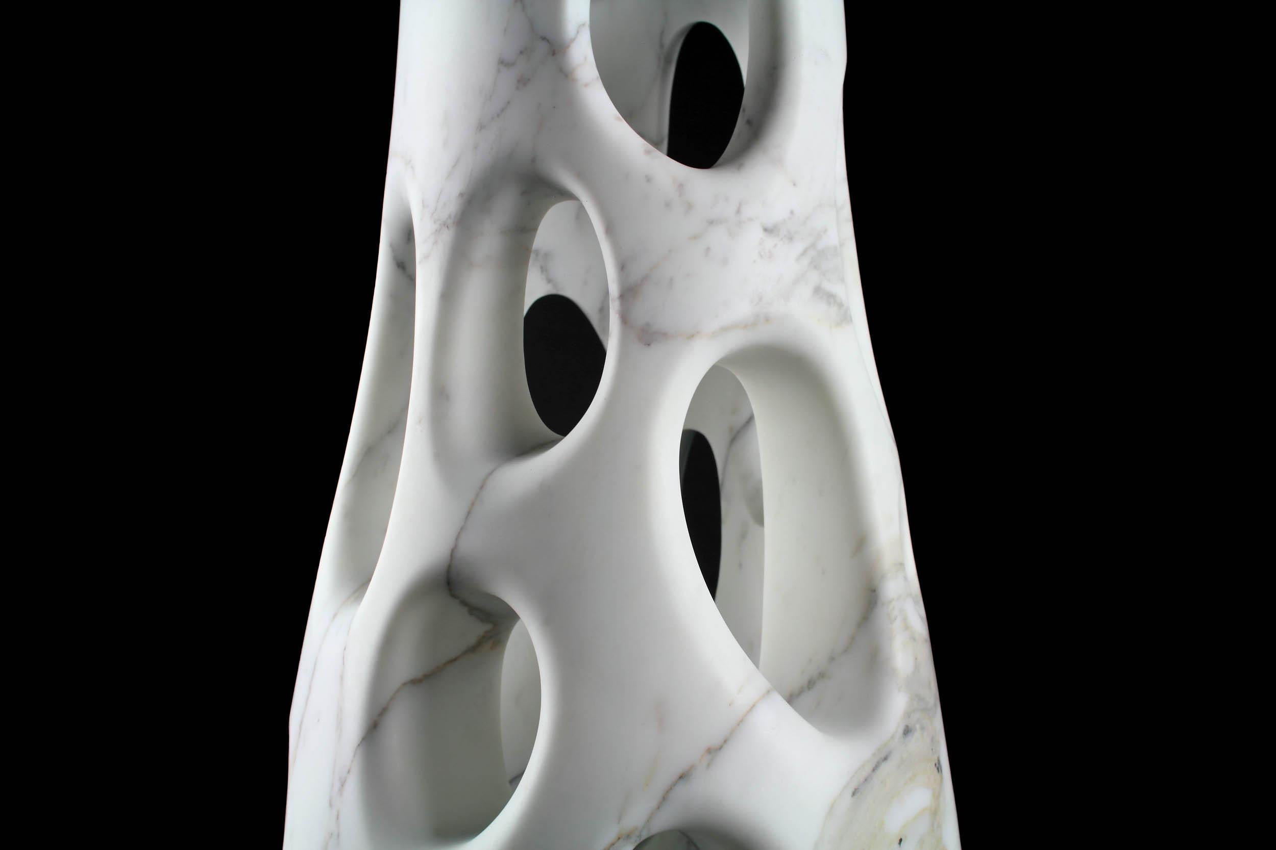 Vase - Sculpture décorative abstraite de forme organique en marbre blanc sculpté à la main en vente 1