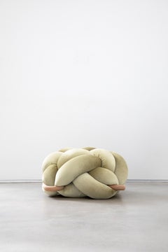 Pouf en velours ivoire fait main 30X30 pouces par Knots Studio