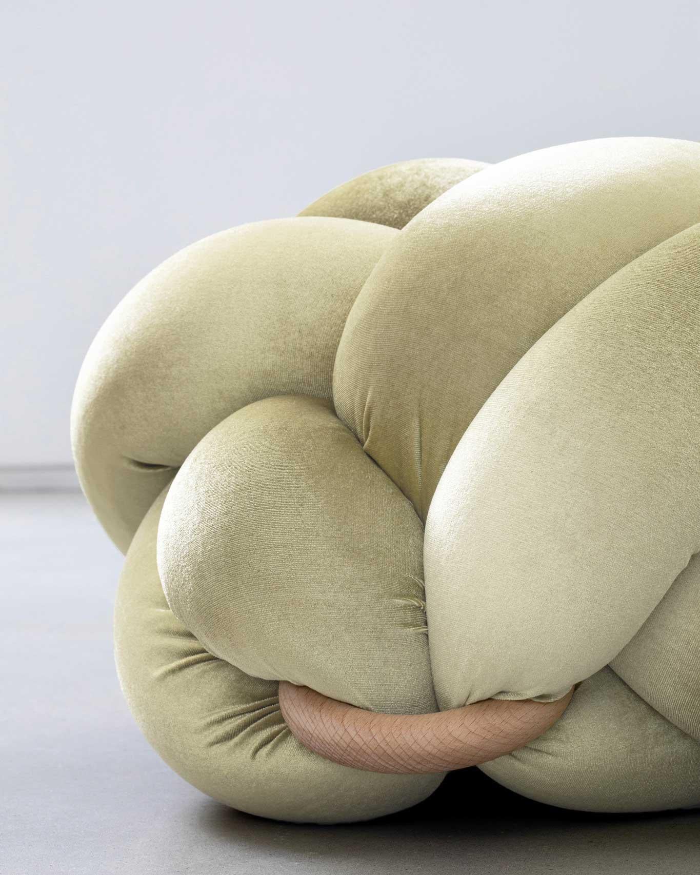 Noué à la main Pouf en velours ivoire fait main 30X30 pouces par Knots Studio en vente