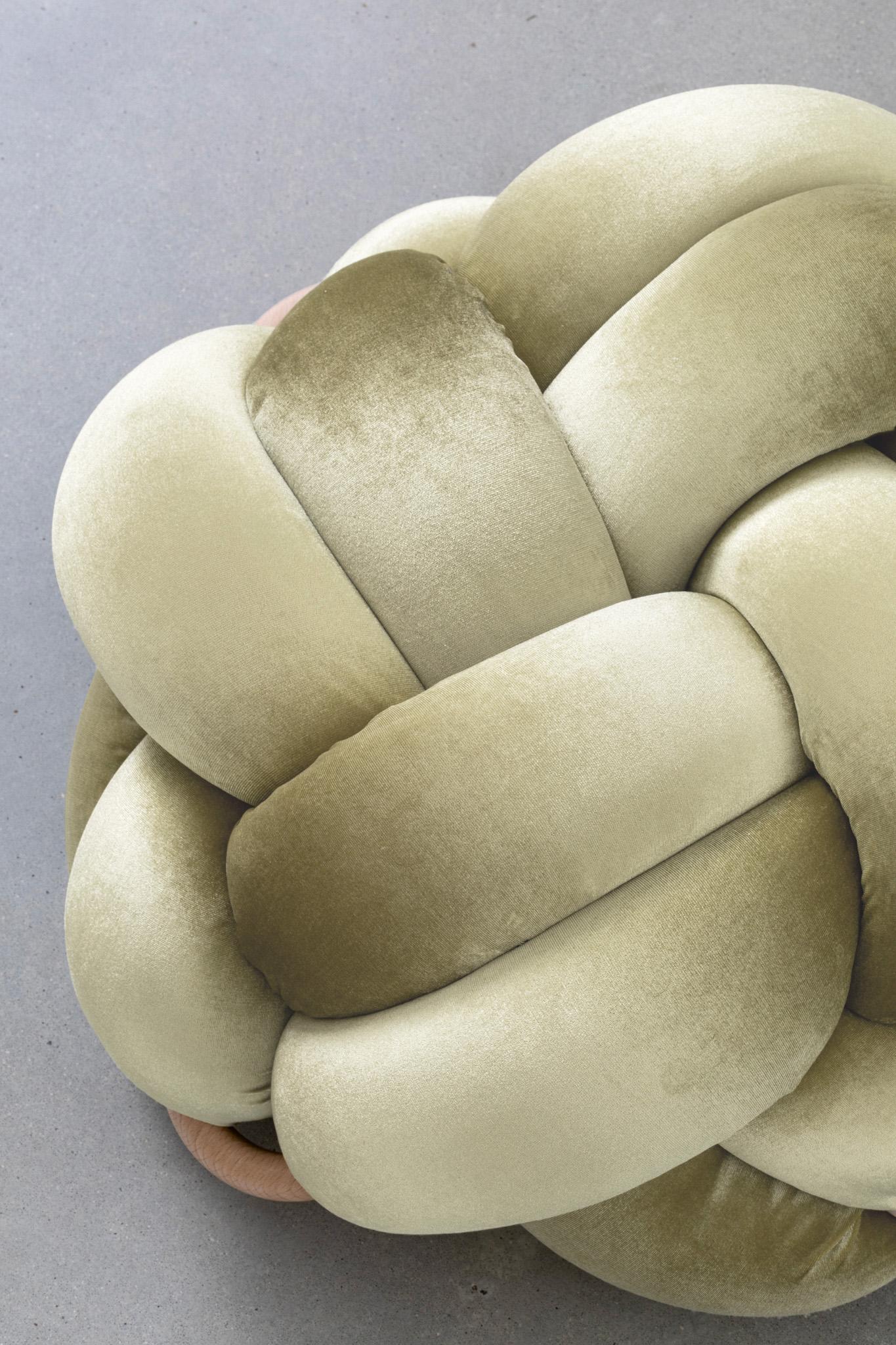 Pouf en velours ivoire fait main 30X30 pouces par Knots Studio Neuf - En vente à Tel Aviv, IL
