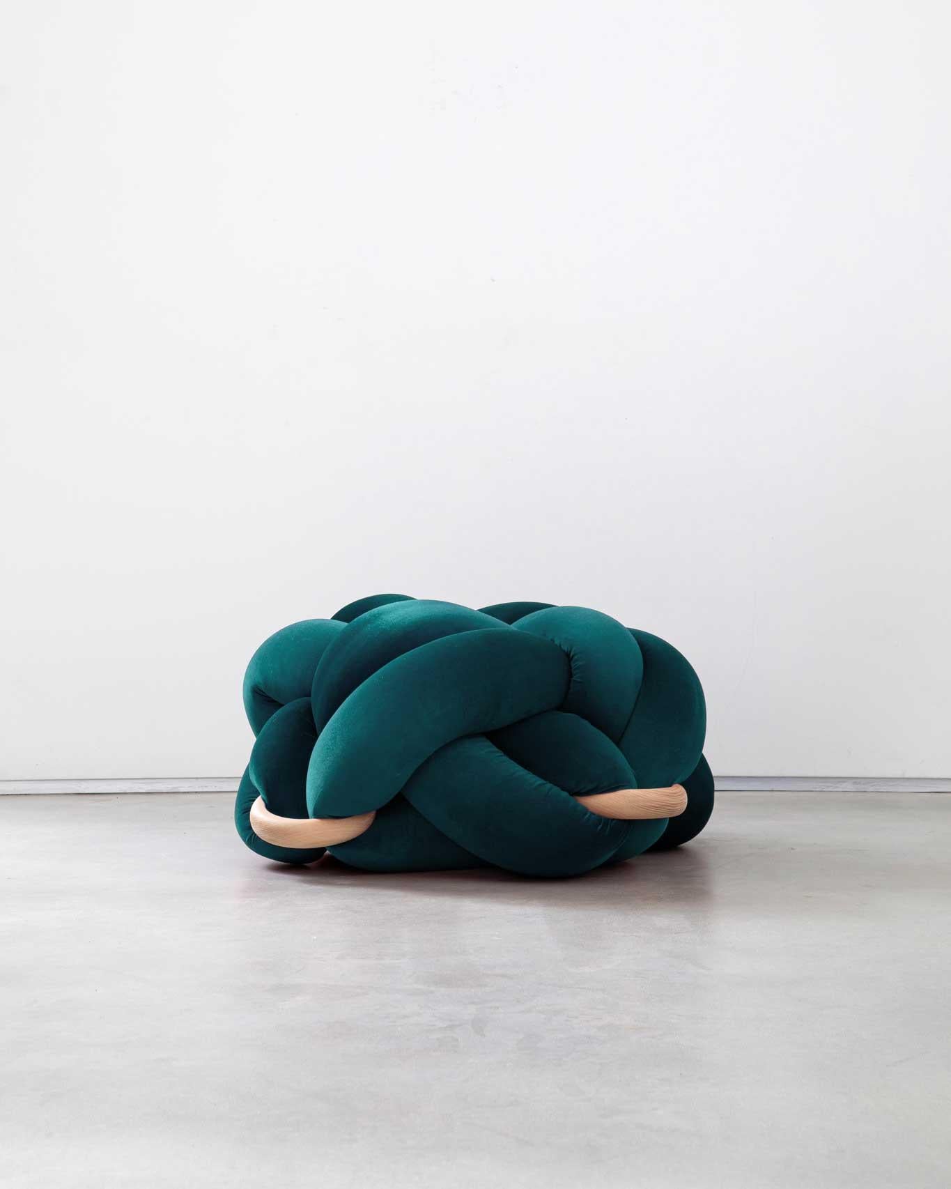 Ajoutez une touche de style à votre intérieur avec l'aide de nos magnifiques poufs au sol. Ces ottomans sont à la fois beaux et fonctionnels et constituent un objet de conversation parfait. Taille : 75X75 cm / 30X30 inch
Hauteur : 40 cm