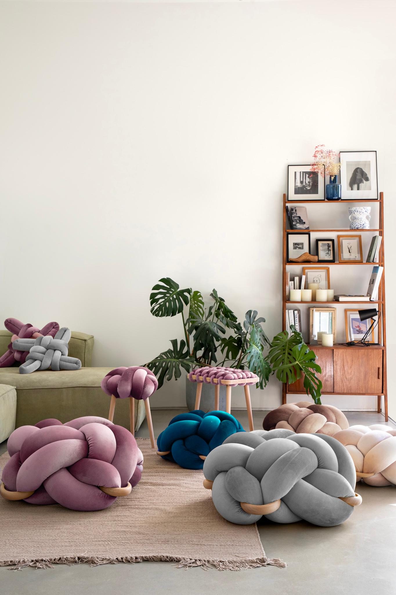 Pouf en velours fait main 30X30 pouces par Knots Studio Neuf - En vente à Tel Aviv, IL