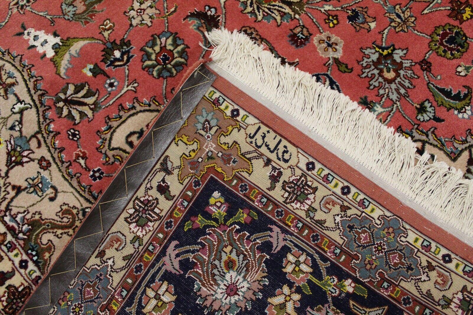 Élevez votre espace de vie avec l'élégance intemporelle de ce tapis en soie Tabriz de style persan Vintage 50 Raj fait à la main. Fabriqué dans les années 1970, ce tapis de 8 pieds sur 11,8 pieds associe la laine à des touches de soie, créant ainsi