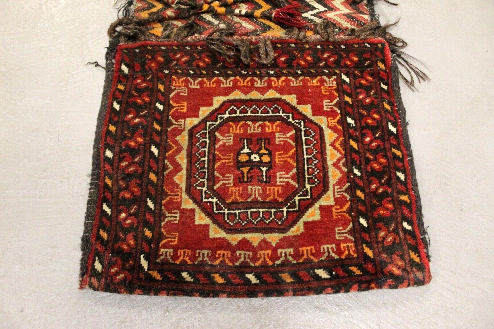 Ancien sac à main en laine Baluch afghan, Circa 1940s
Cette exceptionnelle sacoche de selle ancienne des Baloutches afghans est une remarquable pièce d'art tribal et un objet de collection très recherché. Tissé à la main dans les années 1940 à