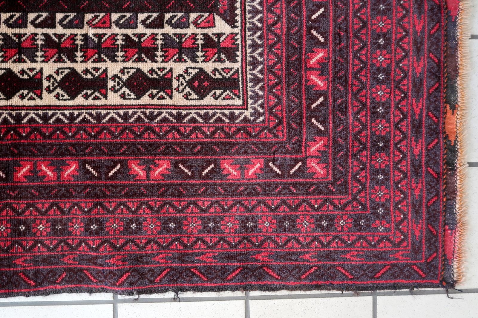 Verschönern Sie Ihren Wohnraum mit diesem handgefertigten afghanischen Belutsch-Gebetsteppich im Vintage-Stil. Dieses aus Afghanistan stammende und in den 1960er Jahren gefertigte Stück ist zeitlos schön.

Spezifikationen:

Zustand: Original, guter