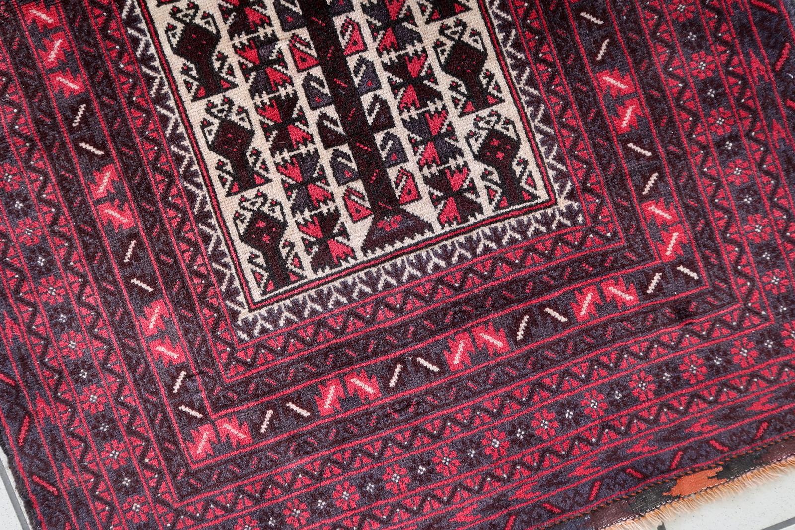 Handgefertigter afghanischer Baluch-Gebetteppich im Vintage-Stil 2,6' x 4,5', 1960er Jahre, 1C1093 (Französisch) im Angebot