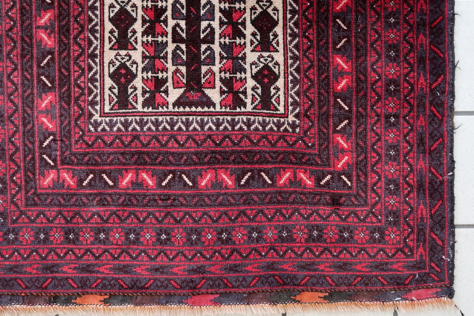 Handgefertigter afghanischer Baluch-Gebetteppich im Vintage-Stil 2,6' x 4,5', 1960er Jahre, 1C1093 (Handgeknüpft) im Angebot