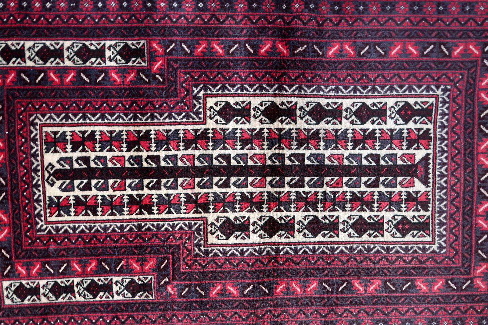 Handgefertigter afghanischer Baluch-Gebetteppich im Vintage-Stil 2,6' x 4,5', 1960er Jahre, 1C1093 im Zustand „Gut“ im Angebot in Bordeaux, FR