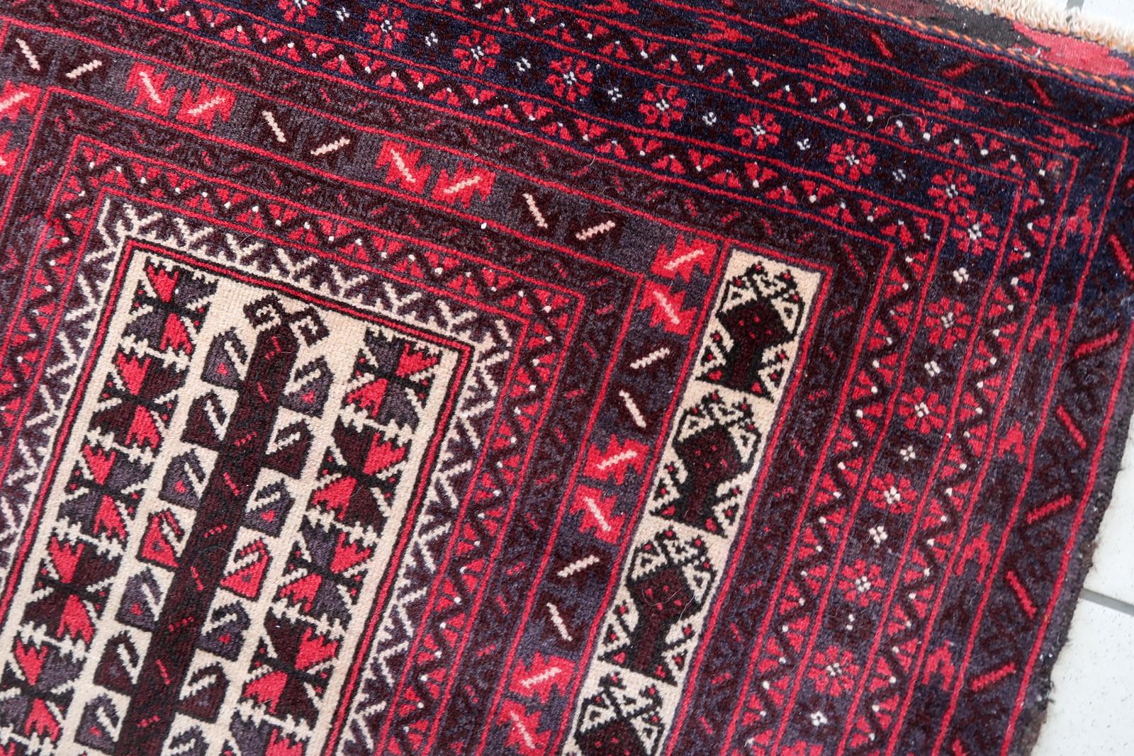 Handgefertigter afghanischer Baluch-Gebetteppich im Vintage-Stil 2,6' x 4,5', 1960er Jahre, 1C1093 (Mitte des 20. Jahrhunderts) im Angebot