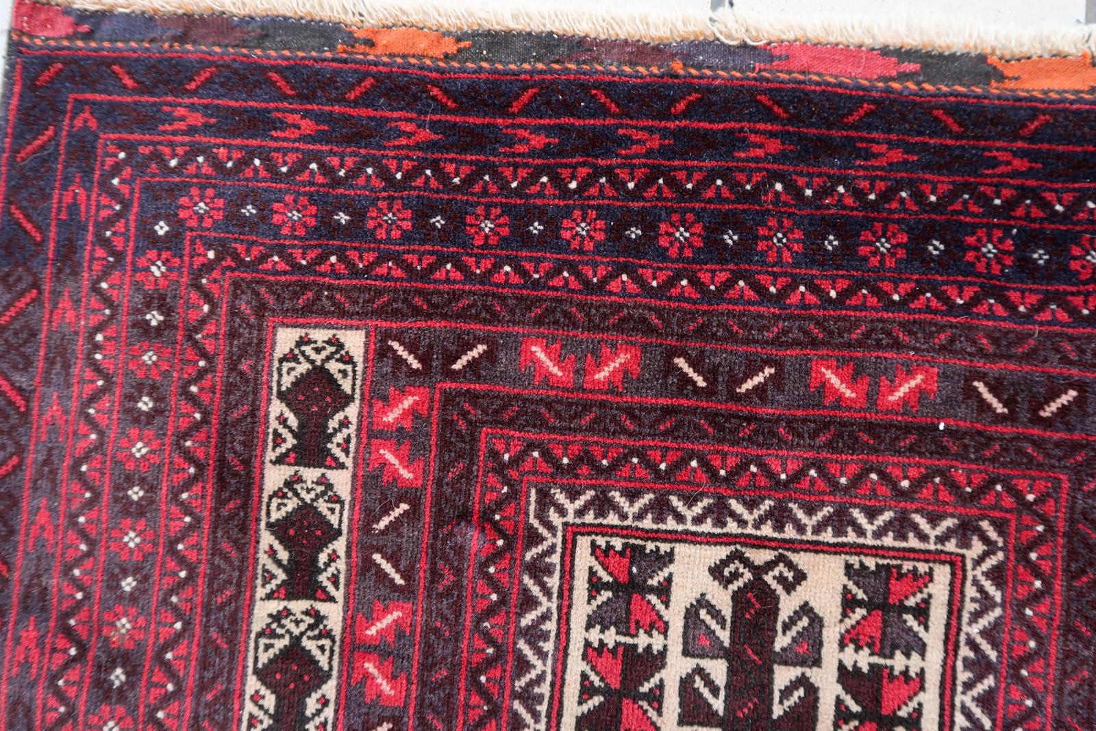 Handgefertigter afghanischer Baluch-Gebetteppich im Vintage-Stil 2,6' x 4,5', 1960er Jahre, 1C1093 (Wolle) im Angebot