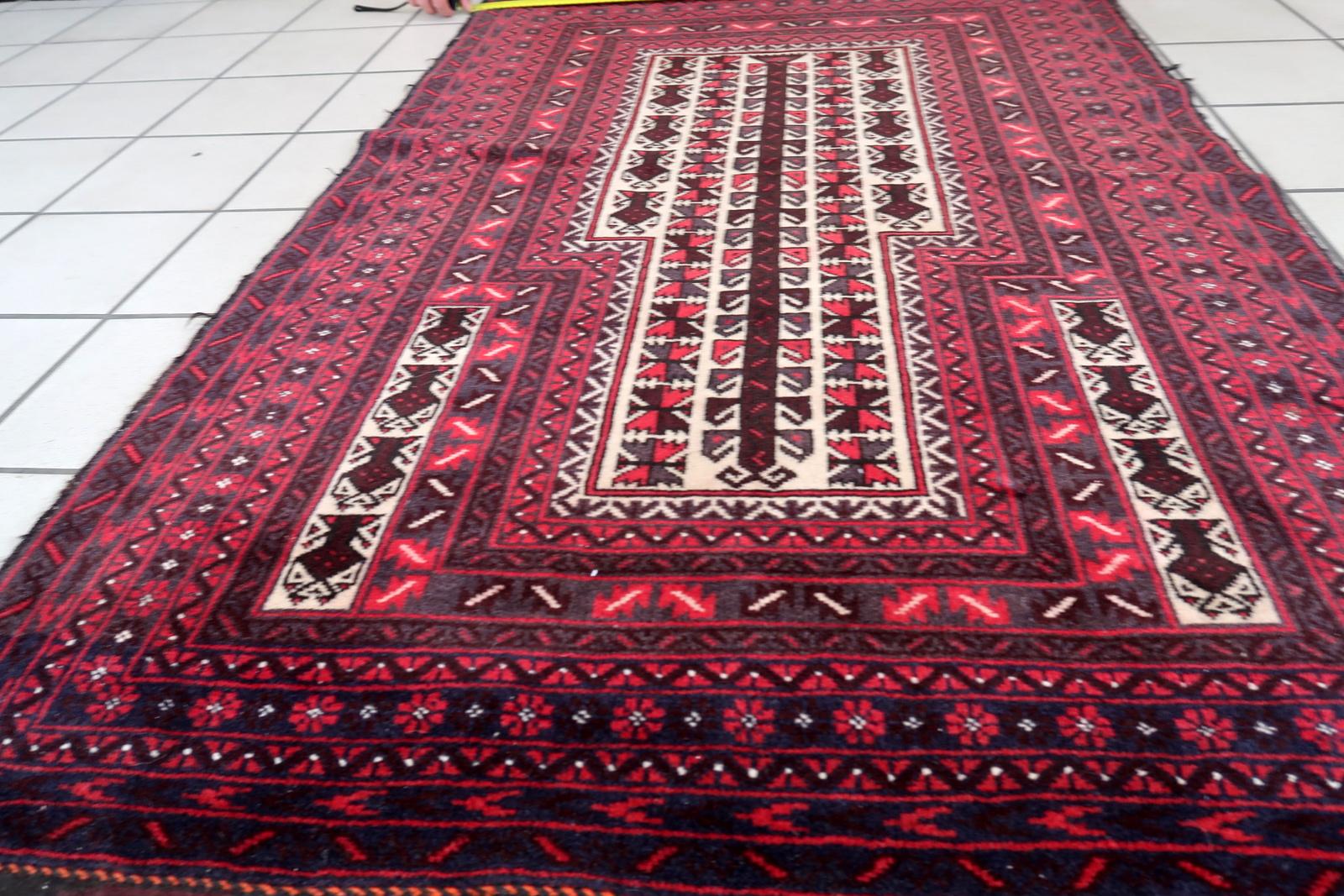 Handmade Vintage Afghan Baluch Prayer Rug 2.6' x 4.5', 1960s, 1C1093 For Sale 2