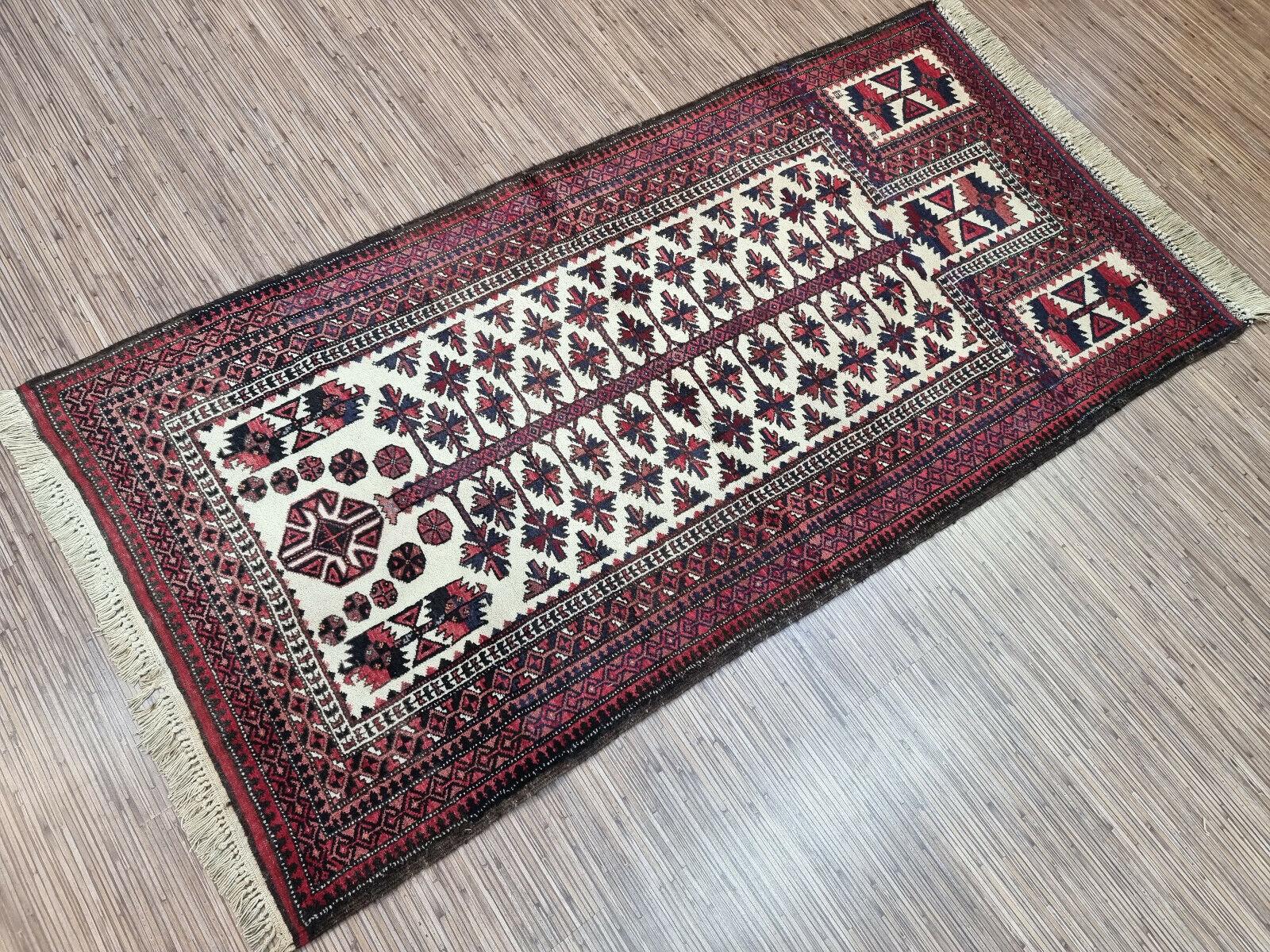 Handmade Vintage Afghan Baluch Prayer Rug 2.7' x 5.5', 1950s - 1D90 In Good Condition For Sale In Bordeaux, FR