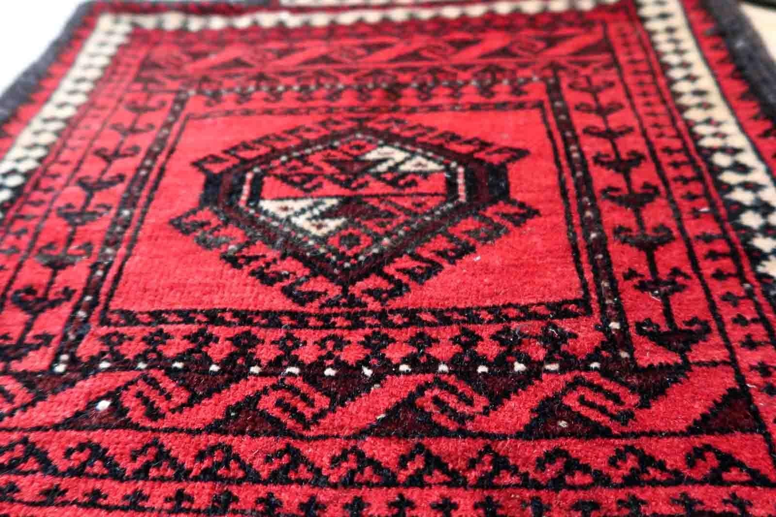 Handmade vintage Afghan Baluch salt bag in bright red color. The bag is from the end of 20th century in original good condition.

-condition: original good,

-circa: 1970s,

-size: 1.3' x 1.6' (41cm x 49cm),

-material: wool,

-country of