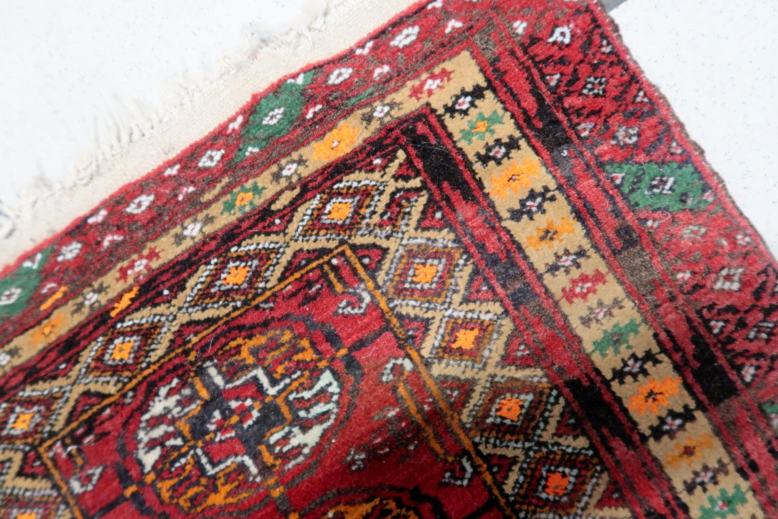 Verleihen Sie Ihrem Raum einen Hauch von Eleganz und Tradition mit unserer handgefertigten afghanischen Ersari-Matte im Vintage-Stil aus den 1960er Jahren. Dieser exquisite Teppich, der mit großer Sorgfalt hergestellt wird, zeigt die reiche