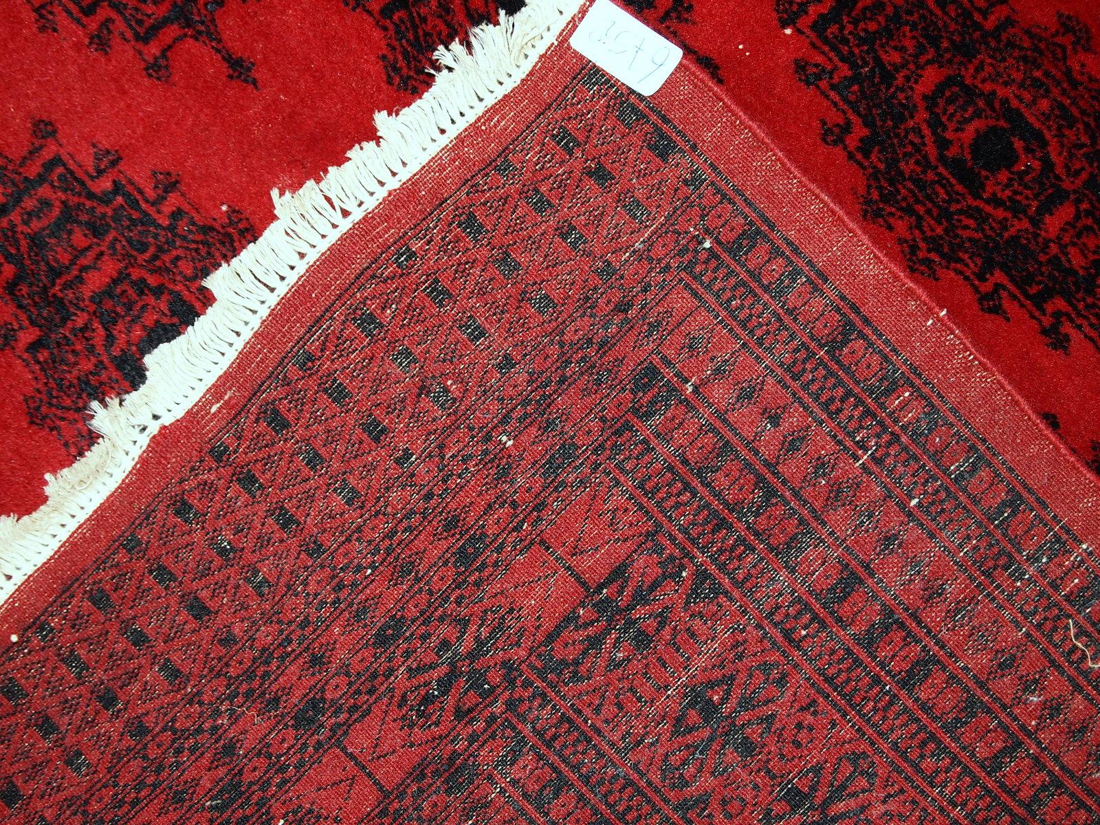 Tappeto vintage realizzato a mano in Afghanistan alla fine del XX secolo. Il tappeto è in condizioni originali, ha una sola toppa. 

Condizioni: originale, ha una toppa, 

-circa anni '70,

-Dimensioni: 4' x 5,8' (122 cm x 179