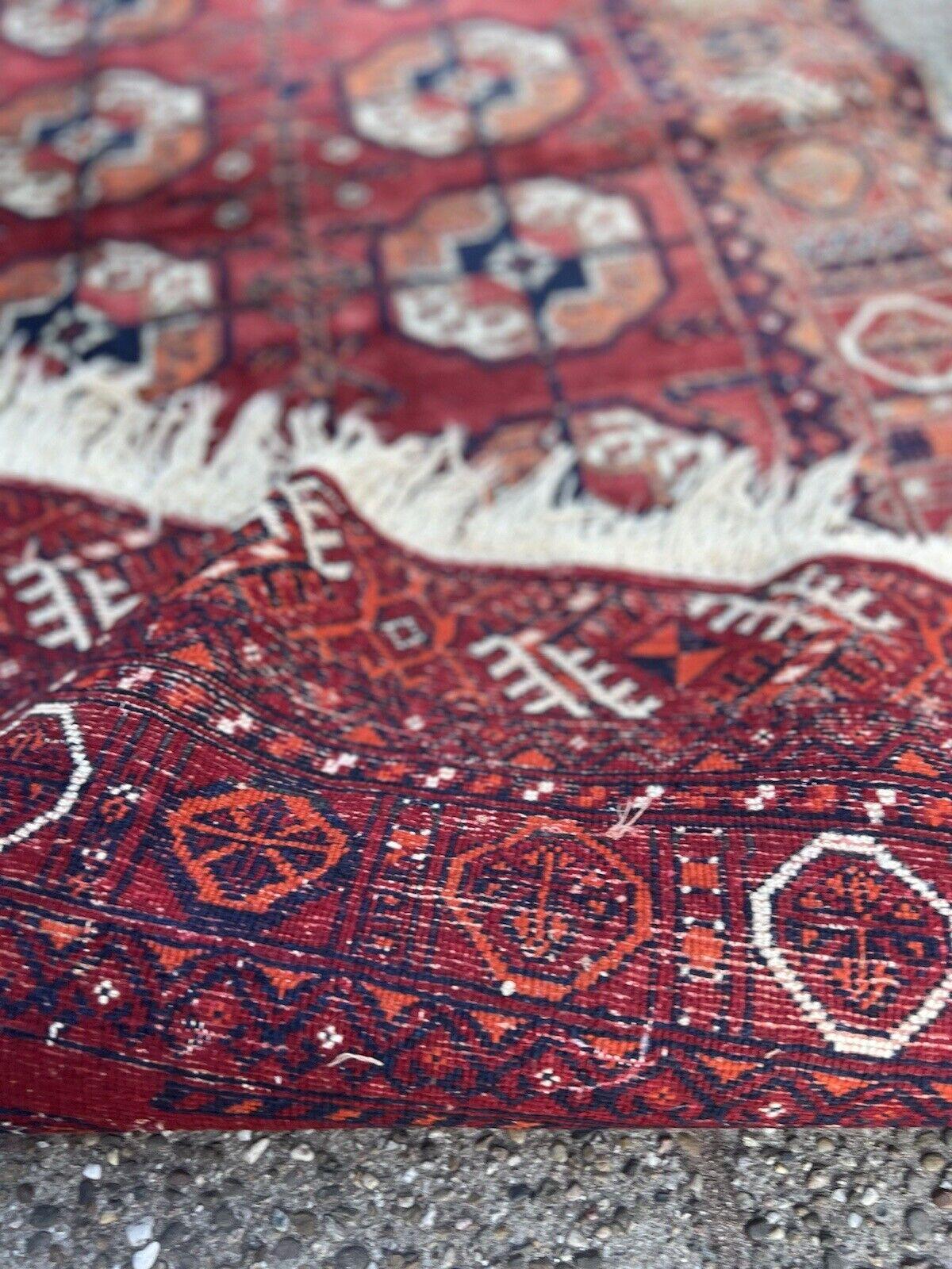 Versetzen Sie sich in die Vergangenheit mit diesem exquisiten handgefertigten afghanischen Ersari-Teppich im Vintage-Stil, einem zeitlosen Kunstwerk aus den 1970er Jahren. Mit den Maßen 3,2' x 4,6' (98cm x 142cm) hat dieser Teppich die perfekte