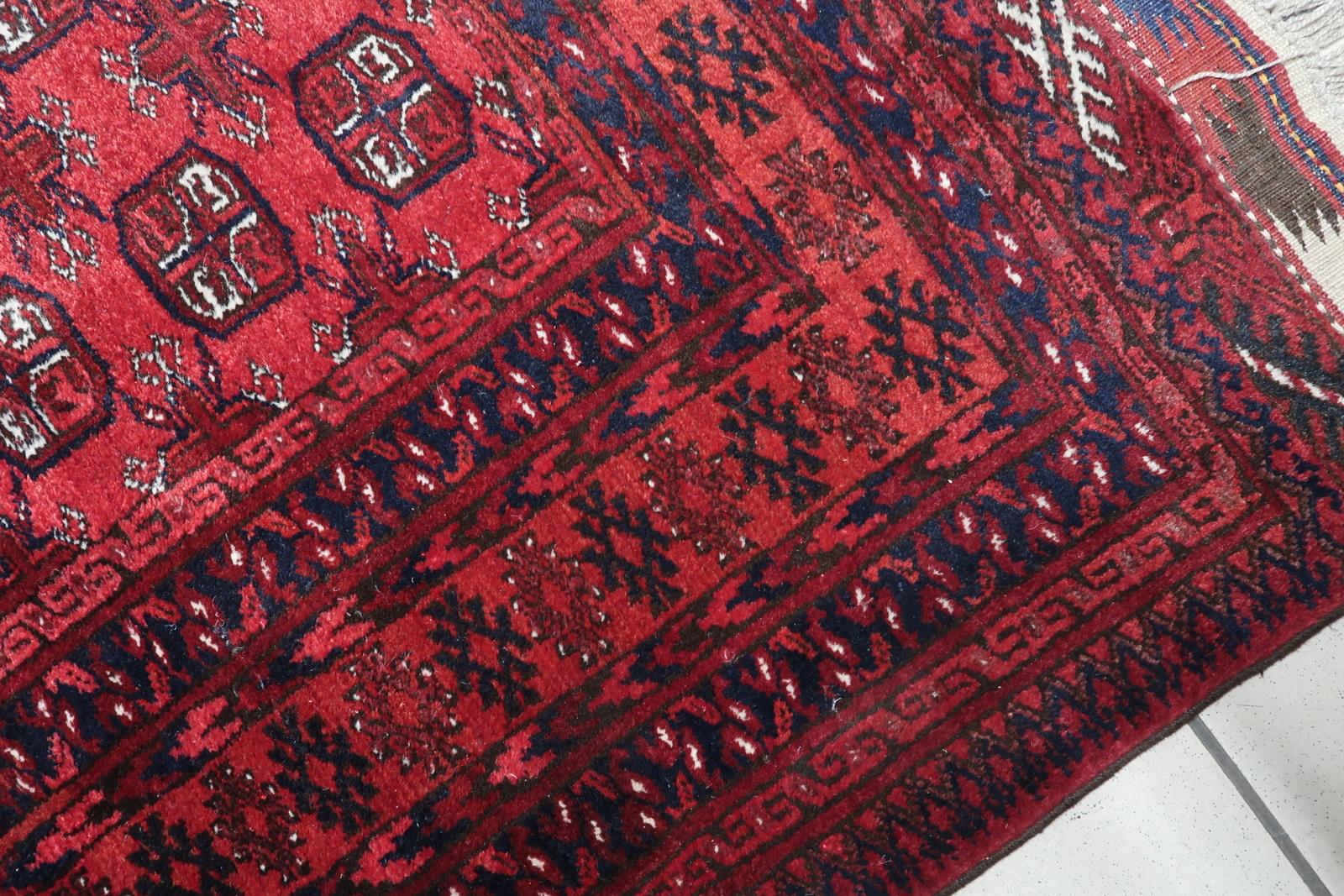 Verschönern Sie Ihren Wohnbereich mit der zeitlosen Eleganz unseres handgefertigten afghanischen Ersari-Läufers im Vintage-Stil aus den 1960er Jahren. Mit seinen Maßen von 108 cm x 282 cm ist dieser exquisite Teppich ein Meisterwerk afghanischer
