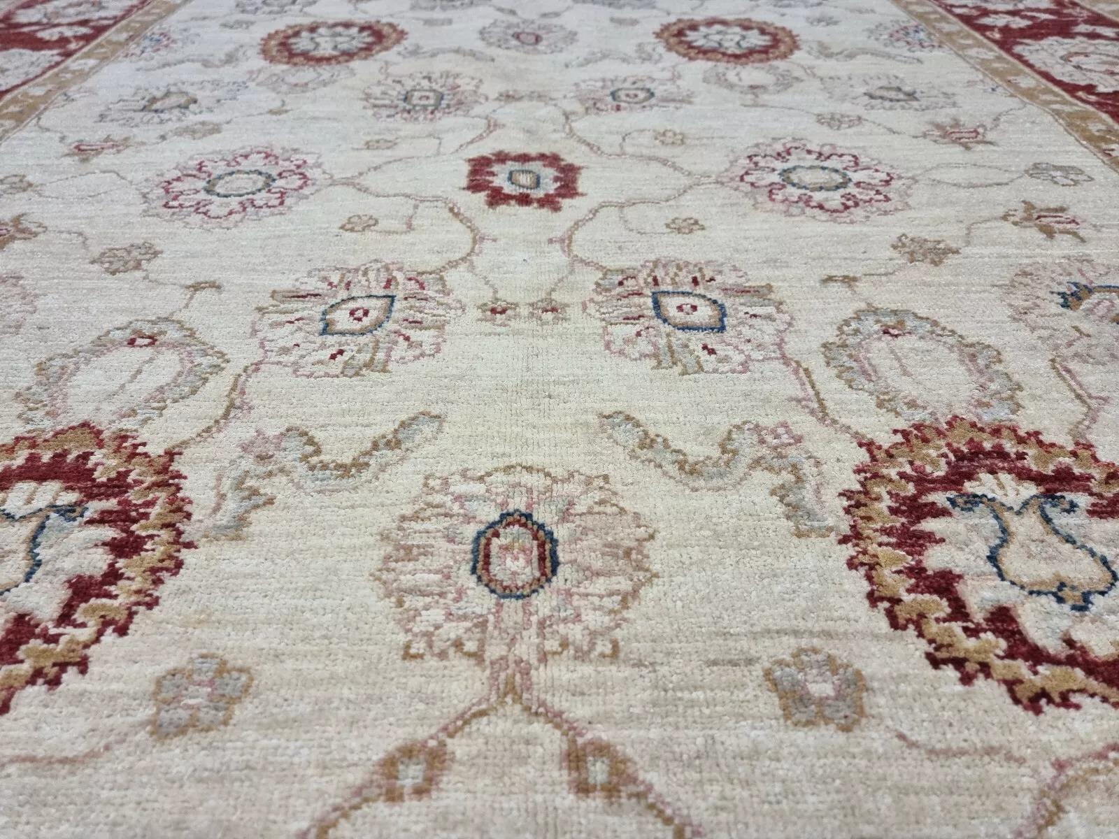 Questo splendido tappeto afgano Ziegler, sapientemente annodato a mano con lana pregiata su una robusta base di cotone, incarna l'eleganza e la maestria senza tempo dei tradizionali design Ziegler. Realizzato negli anni '80, questo pezzo è