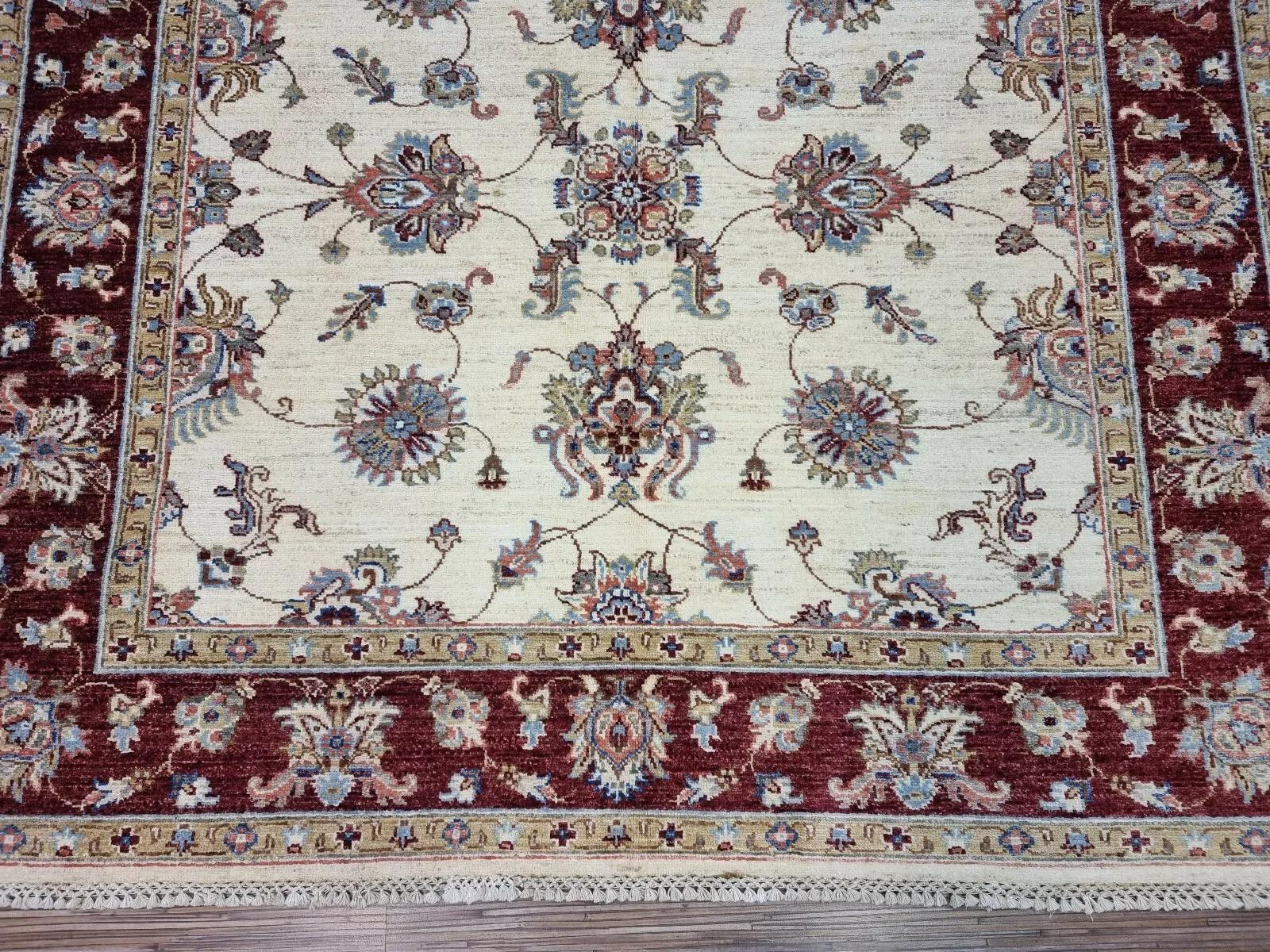 Dieser exquisite afghanische Ziegler Royal-Teppich aus den 1980er Jahren ist ein wahres Zeugnis traditioneller Handknüpftechniken. Dieser Teppich aus hochwertiger Wolle auf einer strapazierfähigen Baumwollgrundlage zeichnet sich durch eine elegante