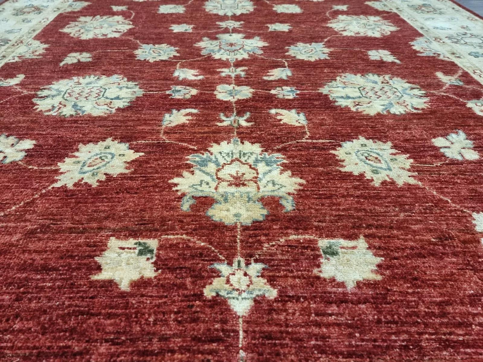 Dieser wunderschöne afghanische Ziegler-Teppich aus den 1980er Jahren zeigt die komplizierte Handwerkskunst des traditionellen Handknüpfens. Mit seinen satten Terrakottatönen und seinem zeitlosen Design ist dieser Teppich die perfekte Wahl, um Ihrem