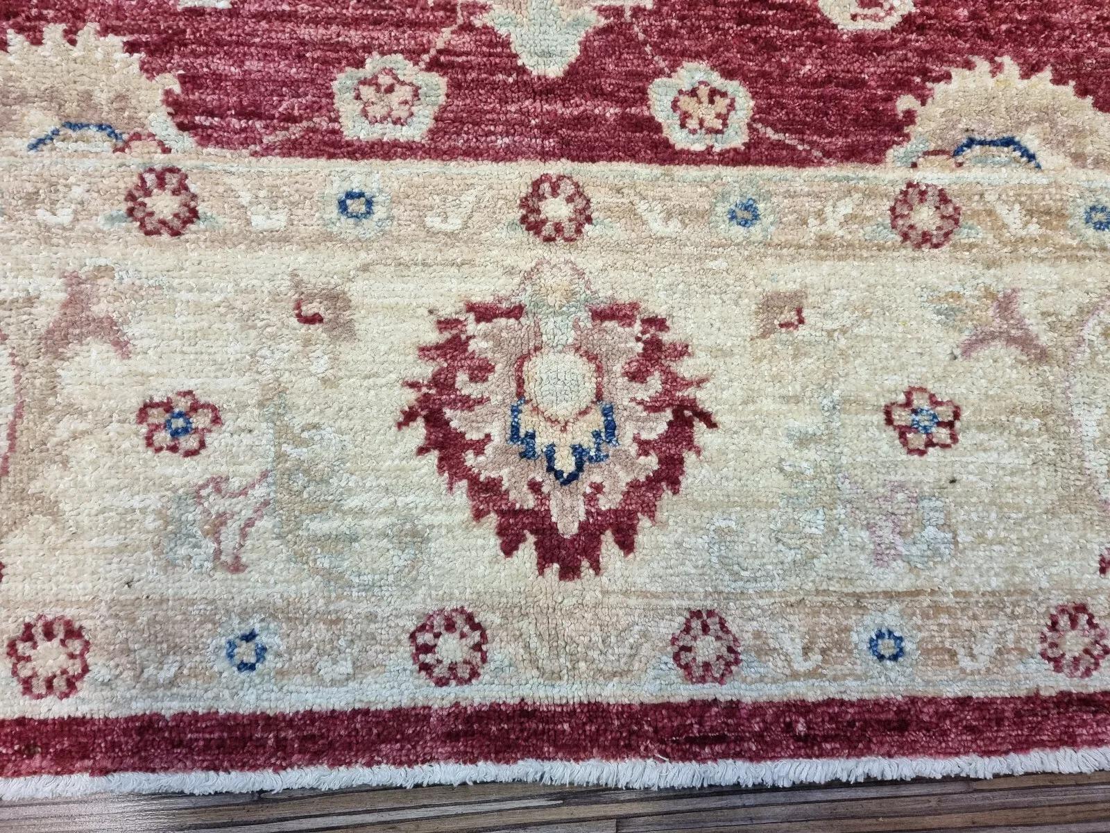 Questo squisito tappeto afgano Ziegler, realizzato meticolosamente negli anni '80, presenta un design senza tempo e un'esperta lavorazione artigianale. Il suo ricco colore terracotta e l'intricato motivo lo rendono un'aggiunta elegante a qualsiasi