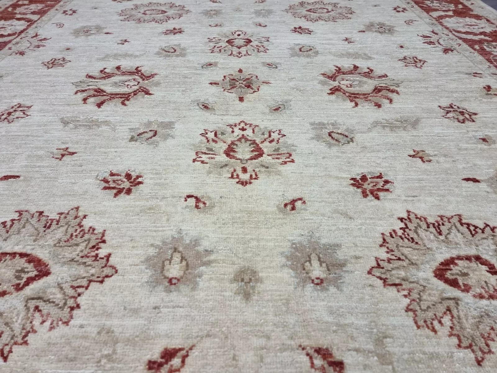Dieser elegante afghanische Ziegler-Teppich, handgeknüpft in den 1980er Jahren, verkörpert zeitlose Schönheit und außergewöhnliche Handwerkskunst. Seine sanften Beigetöne und sein klassisches Design bringen Wärme und Raffinesse in jeden Raum und