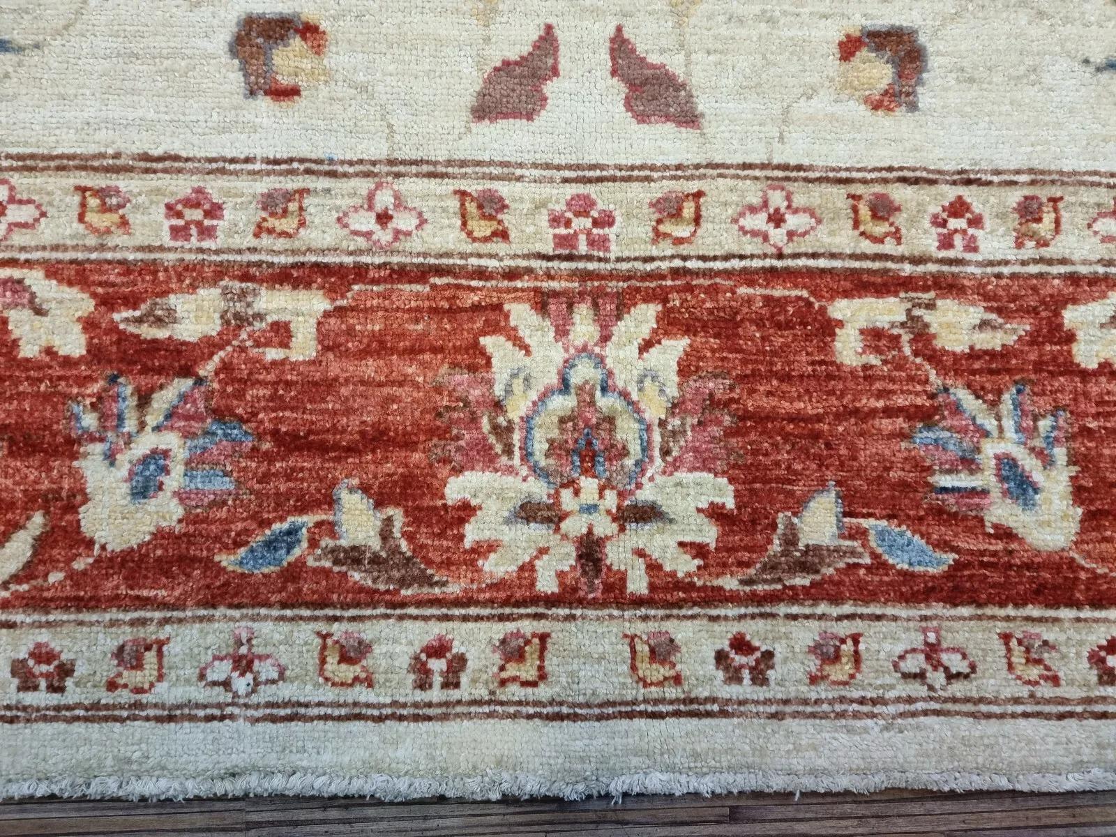 Dieser atemberaubende afghanische Ziegler-Teppich, der in den 1980er Jahren handgeknüpft wurde, besticht durch sein zeitloses Design und seine hochwertige Qualität. Die sanften Beigetöne und die traditionellen Muster machen ihn zu einem vielseitigen