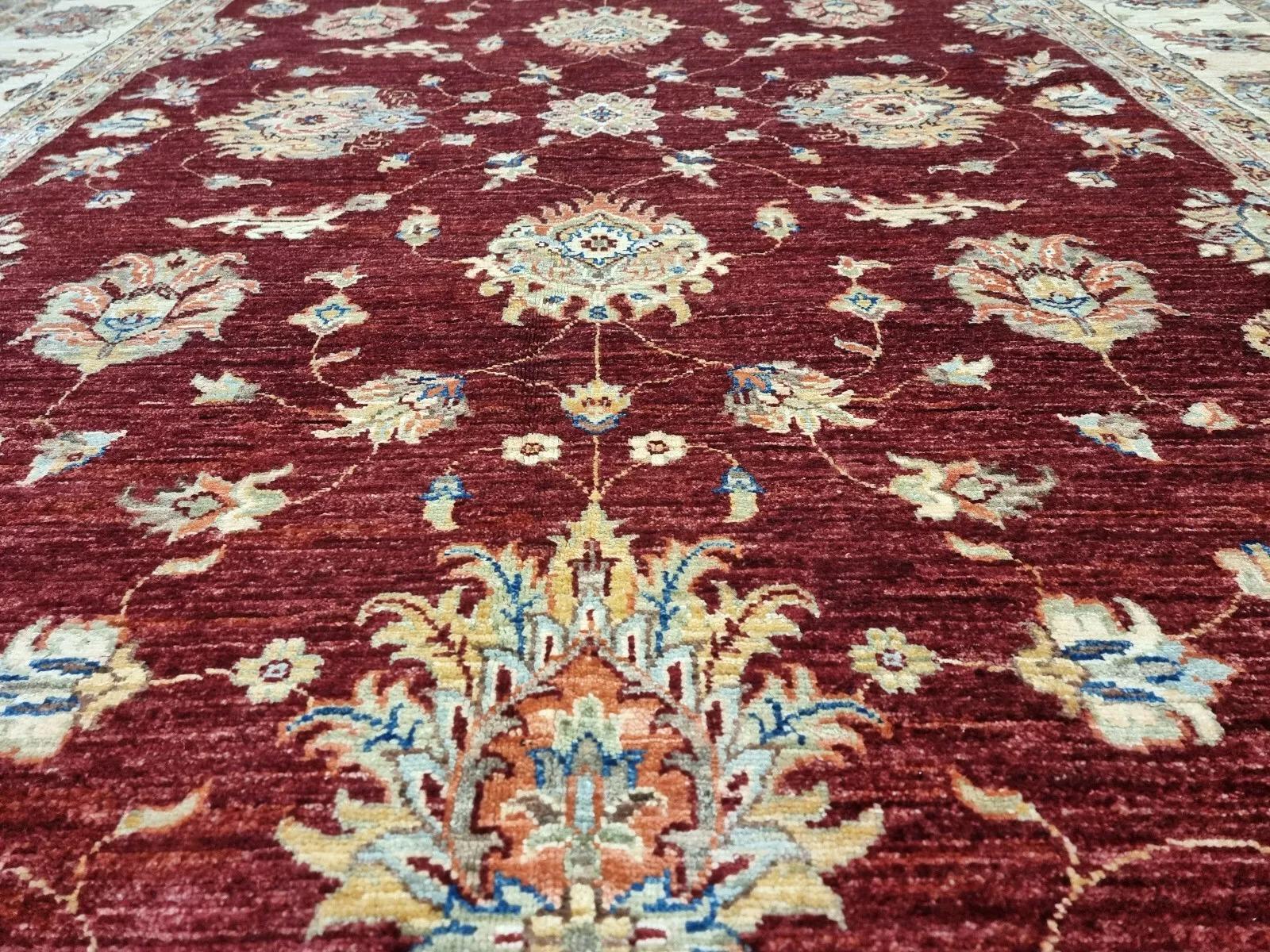 Questo splendido tappeto afghano Ziegler Royal, annodato a mano negli anni '80, è un capolavoro di artigianato tradizionale. Le sue dimensioni generose, le ricche tonalità di terracotta e i motivi intricati ne fanno un centrotavola ideale per
