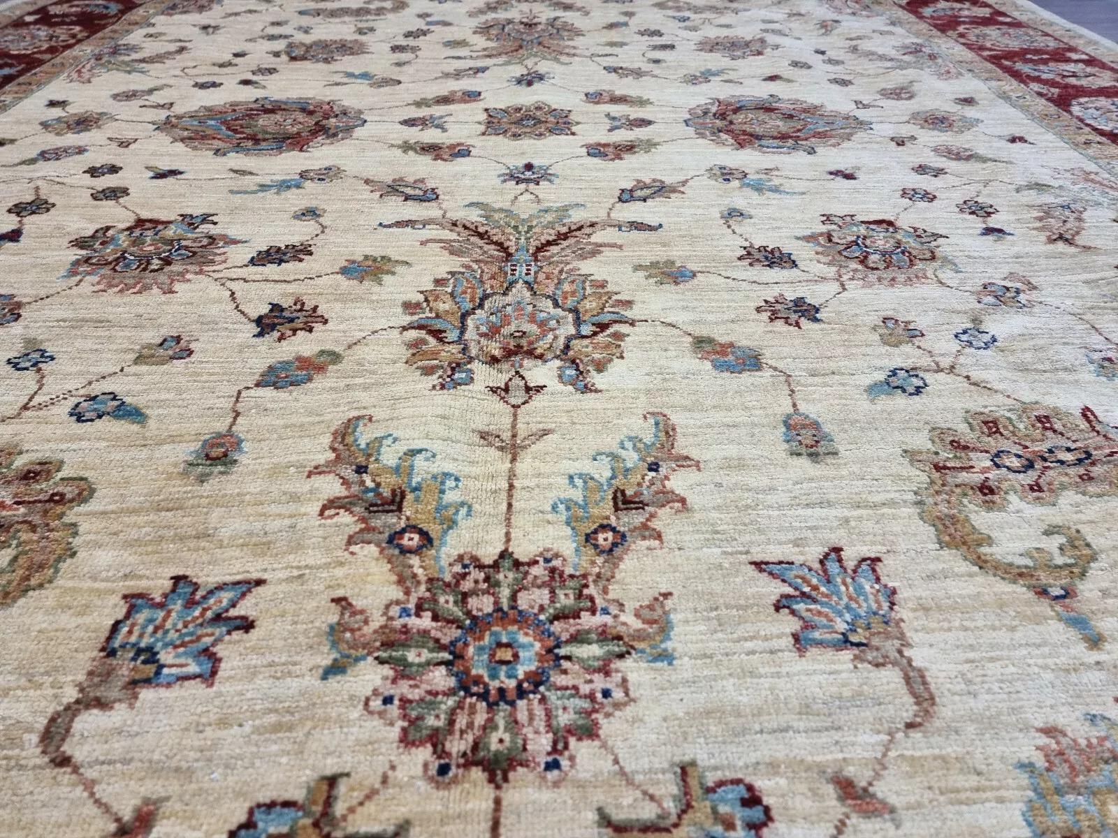Dieser exquisite afghanische Teppich Ziegler Royal, der in den 1980er Jahren handgeknüpft wurde, zeigt die Kunstfertigkeit und Tradition der afghanischen Handwerkskunst. Mit seinen ruhigen Beigetönen und dem raffinierten Design ist dieser Teppich