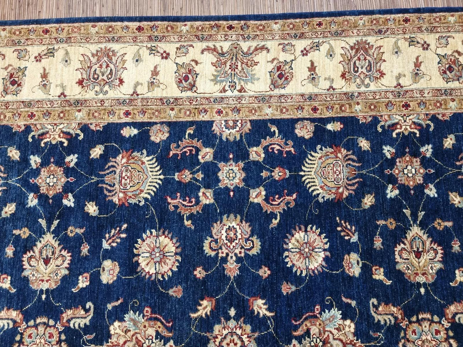 Dieser exquisite afghanische Ziegler-Teppich, der in den 1980er Jahren handgeknüpft wurde, zeigt eine zeitlose blaue Farbpalette und kombiniert traditionelle Handwerkskunst mit vielseitigem Design. Mit seiner Eleganz und Authentizität ist er die